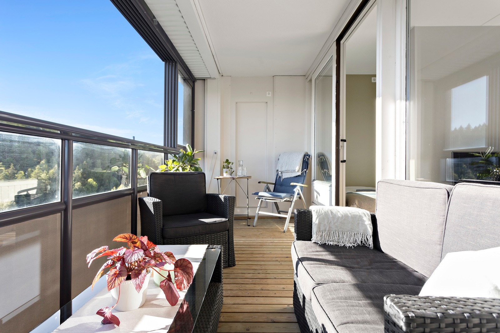 Nyt en fantastisk utsikt fra balkongen, som har rikelig med plass til sittegruppe og grill Galleribilde