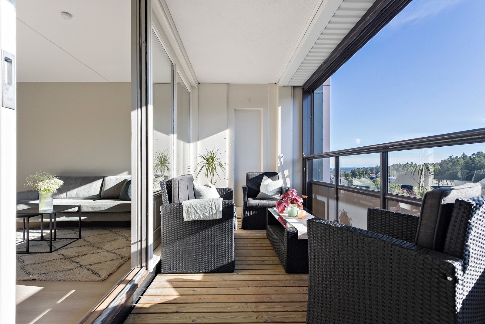 Vestvendt balkong som byr på gode solforhold Galleribilde