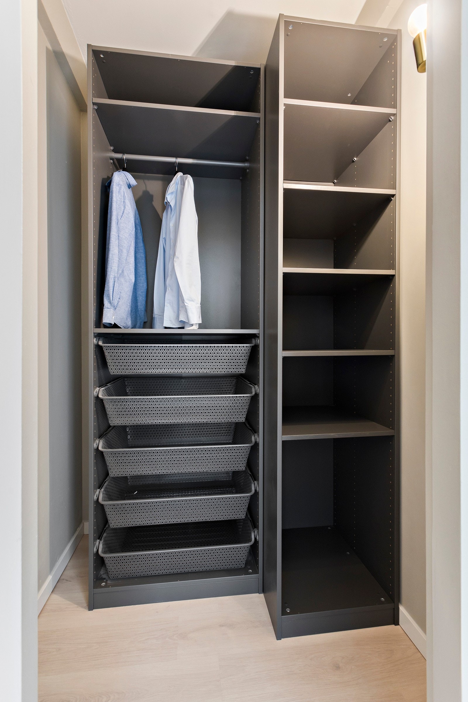 Bod i direkte tilknytning til entreen som byr på god lagringsplass Galleribilde