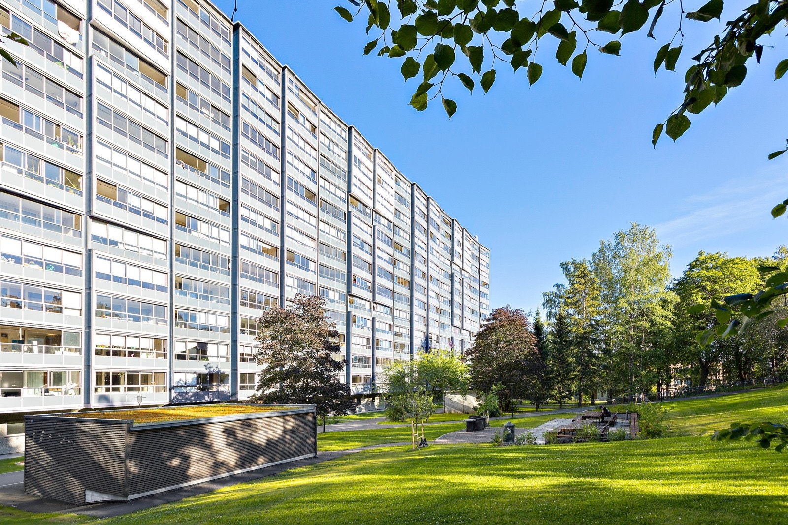 Fellesområdene er pent opparbeidet med sittegrupper og gangveier Galleribilde