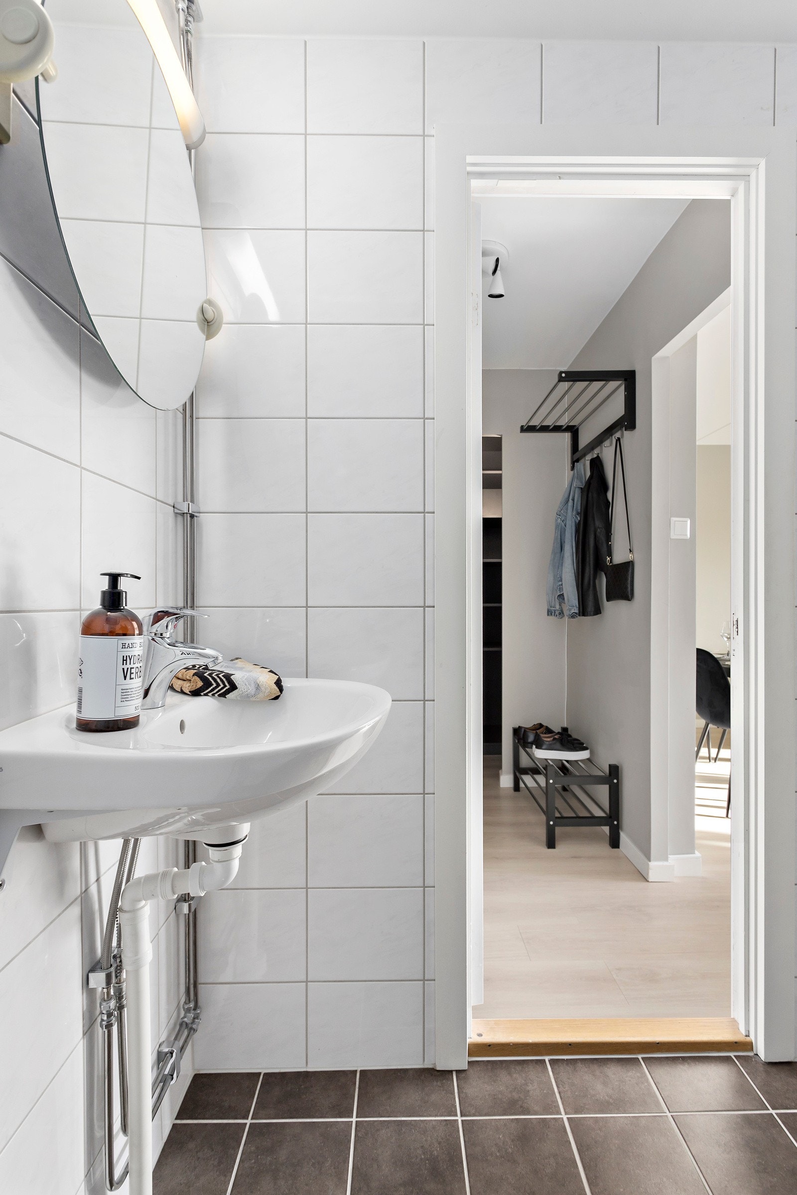 Innredningen består av servant med belyst overspeil, WC og dusjsone Galleribilde