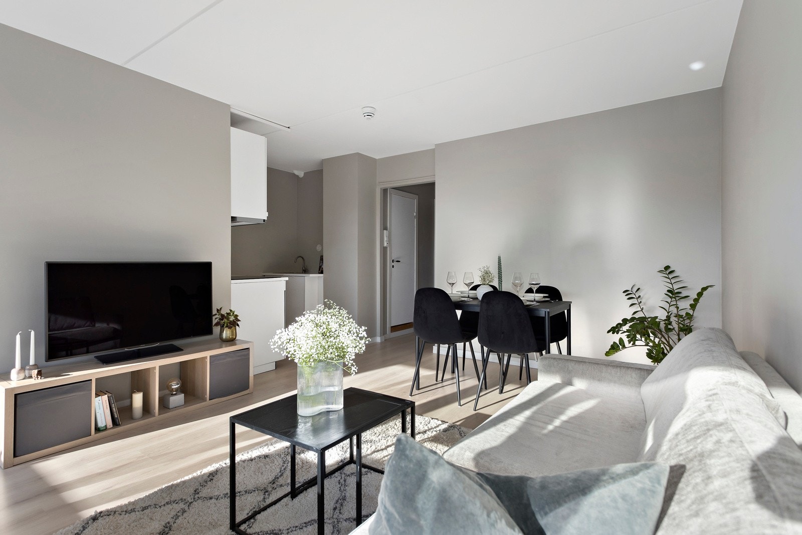 Stuen er et sosialt oppholdsrom med plass til både sofa og spisegruppe Galleribilde