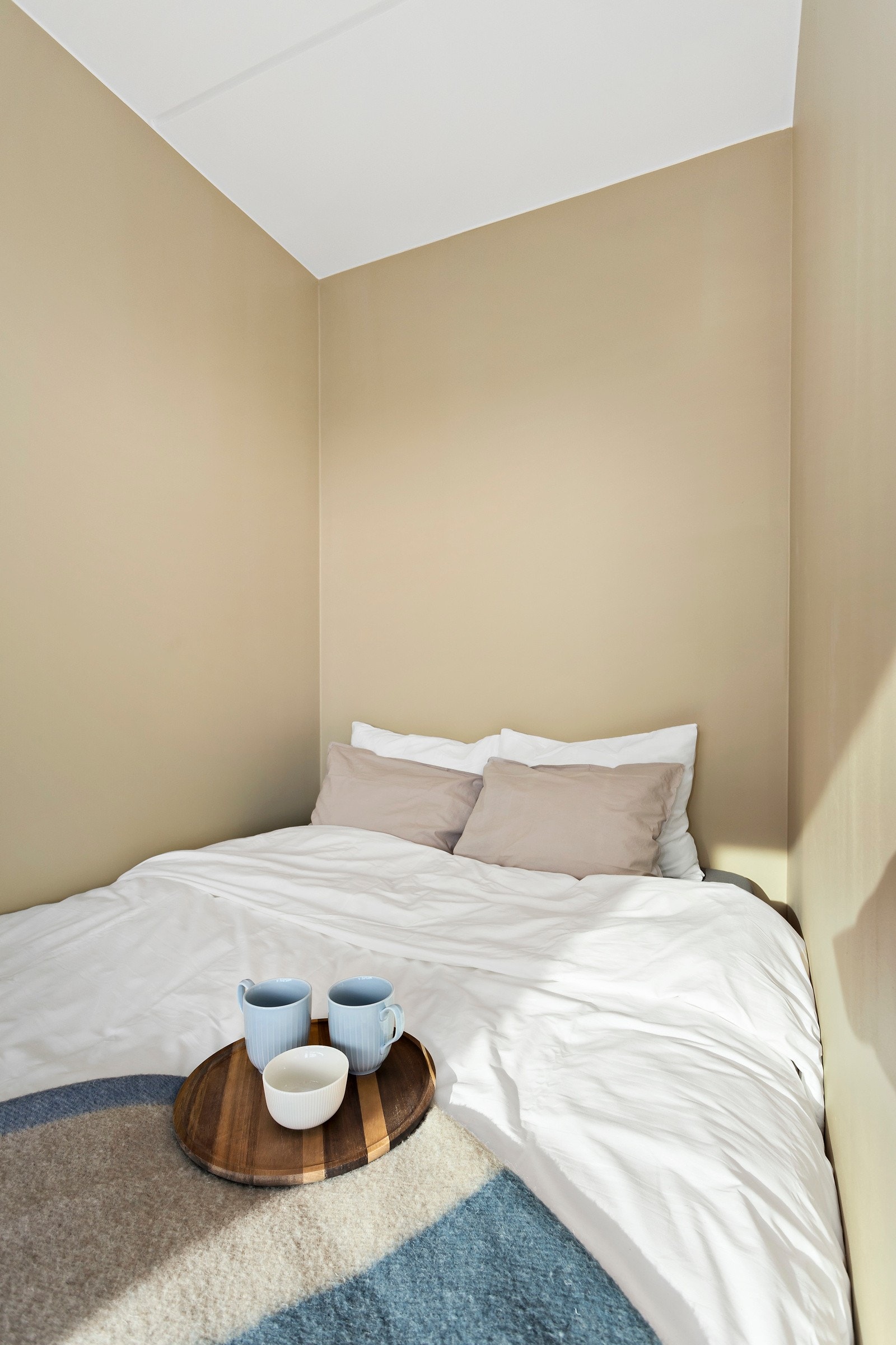 Alkoven har en perfekt størrelse for en komfortabel dobbeltseng Galleribilde