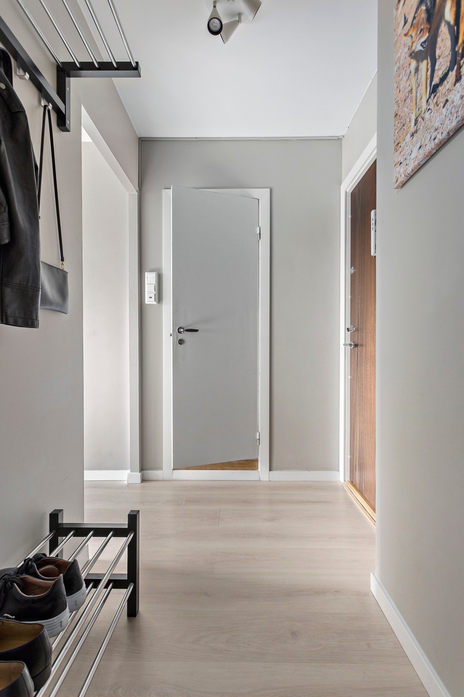 Hyggelig entre som gir et godt førsteinntrykk av leiligheten Galleribilde