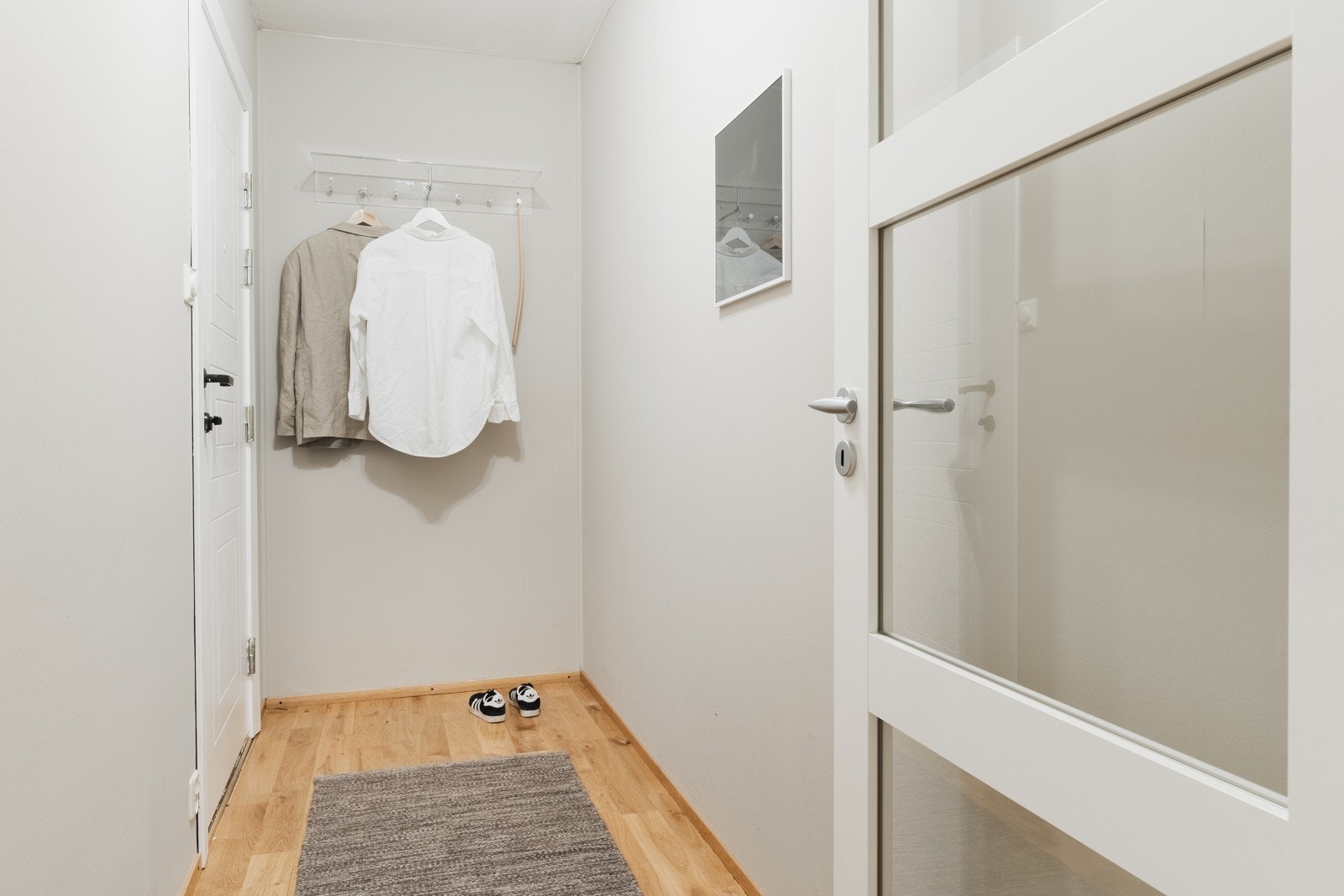Velkommen inn! Vi starter i entréen på 3,9 kvm med trestavs eikeparkett på gulv. Galleribilde