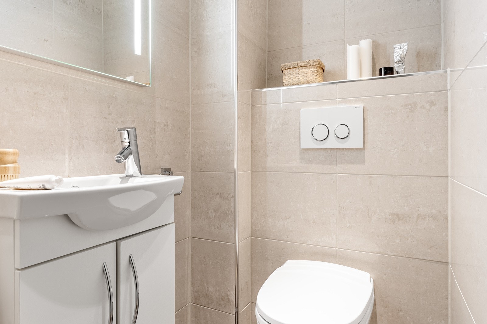 Toalettrommet ligger vegg i vegg med badet og ble også oppusset i 2013 ifølge tidligere eier. Galleribilde