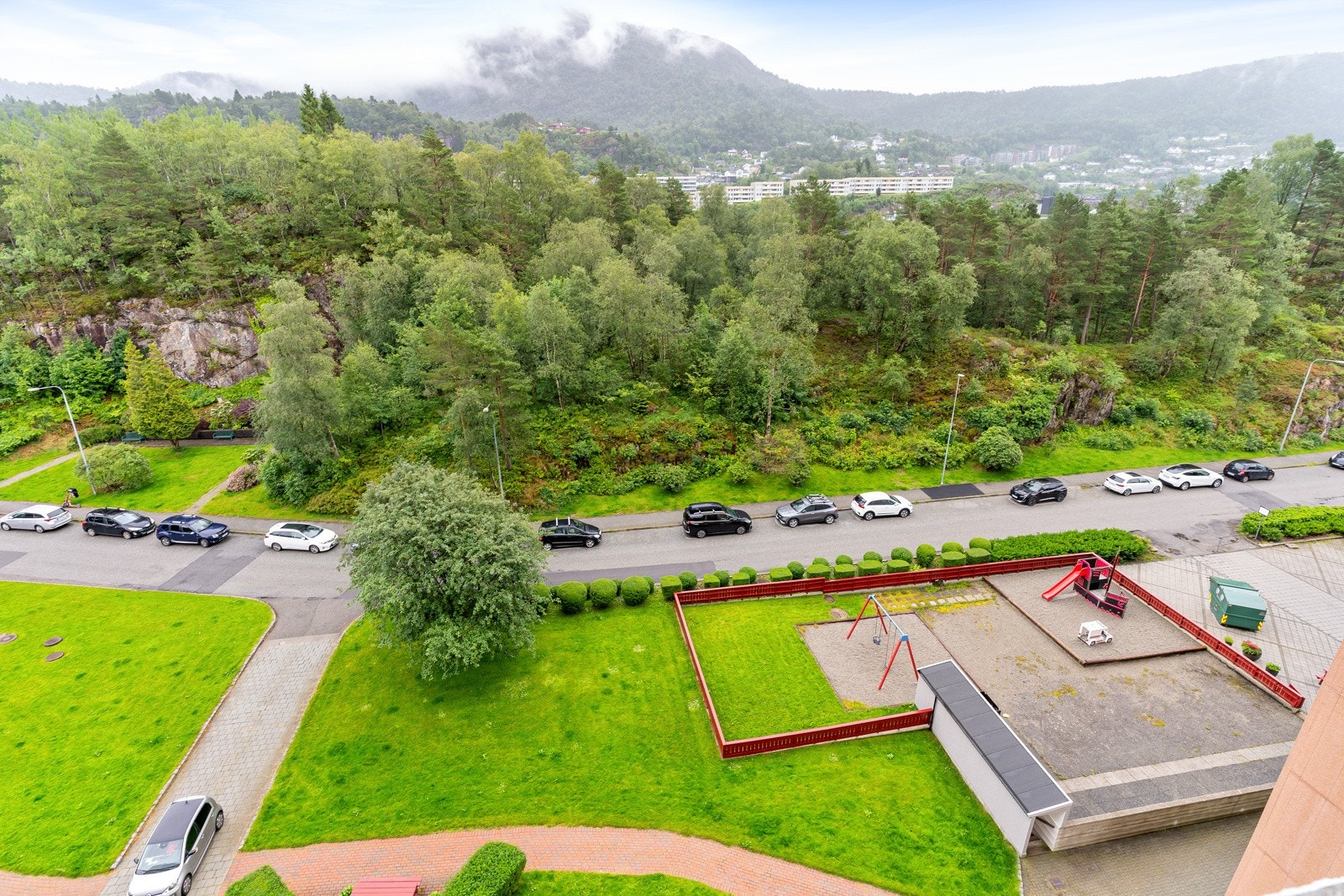 Fra svalgangen er det flott utsikt mot borettslagets flotte fellesareal, blant annet lekeplassen rett utenfor. Galleribilde