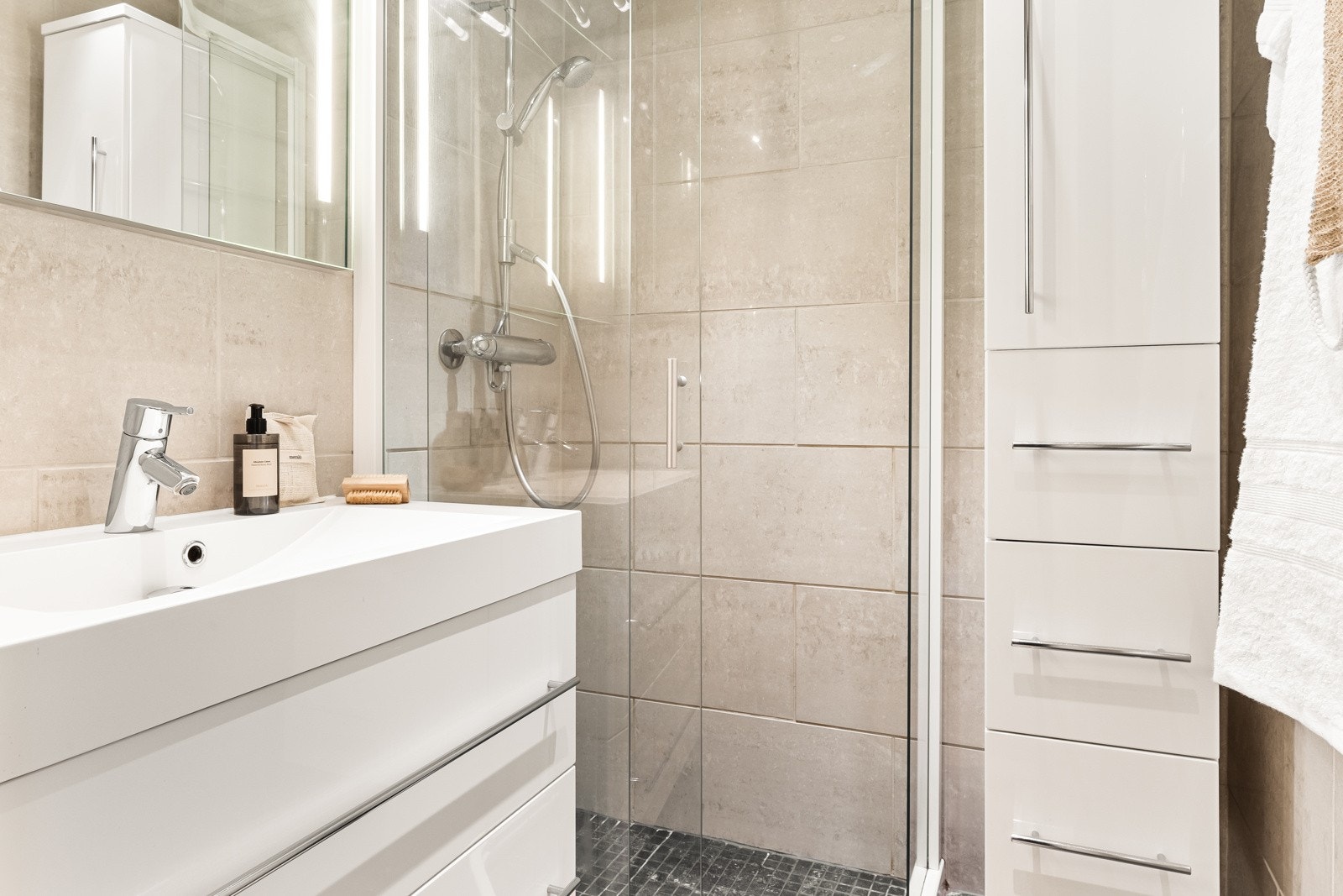 Badet har tilkomst fra gangen og måler 2,2 kvm. Det ble ifølge tidligere eier oppusset av fagfolk i 2013. Galleribilde