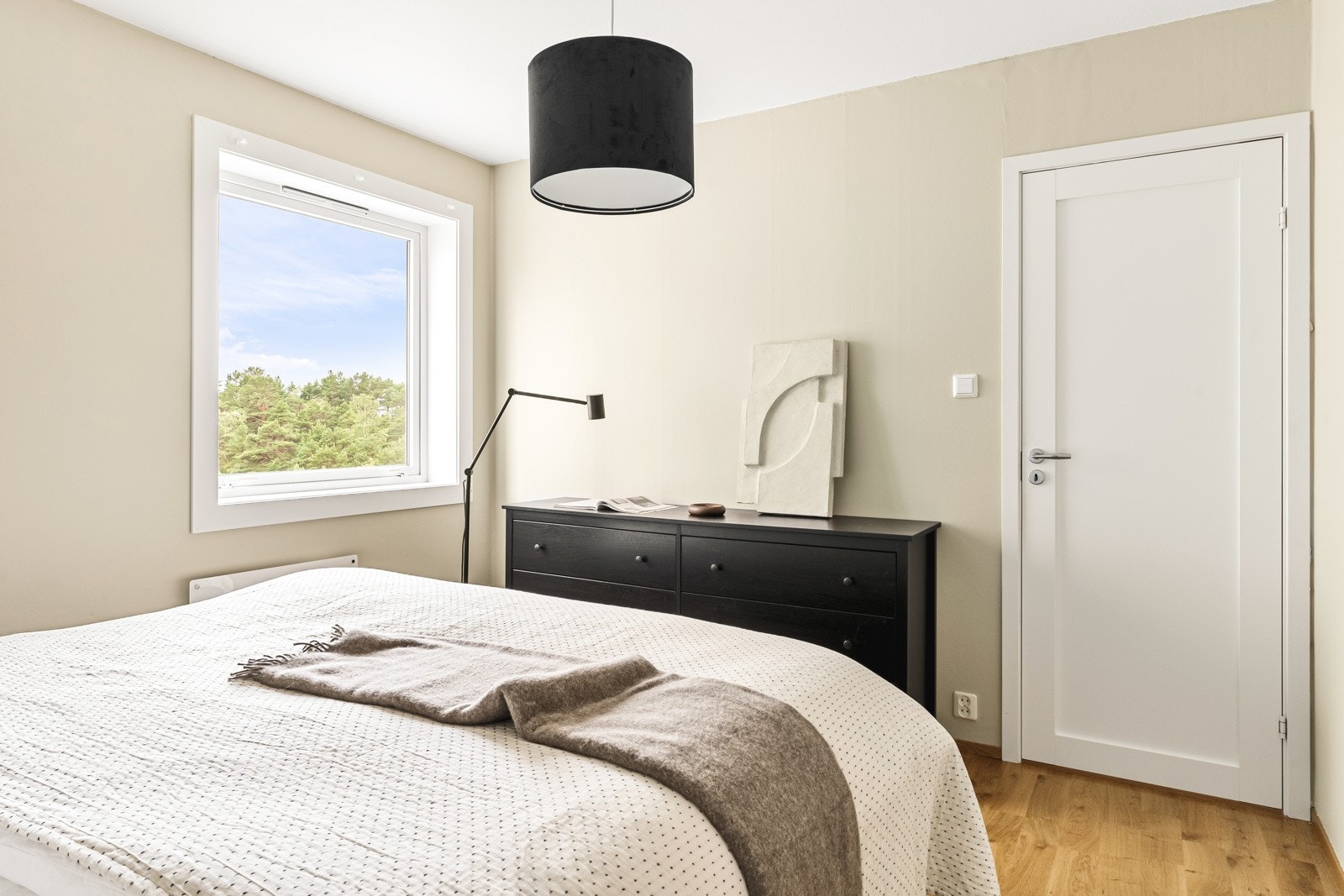 Det er plassbygd garderobeskap på rommet, samt god plass til å innrede med dobbeltseng, nattbord og kommode. Galleribilde