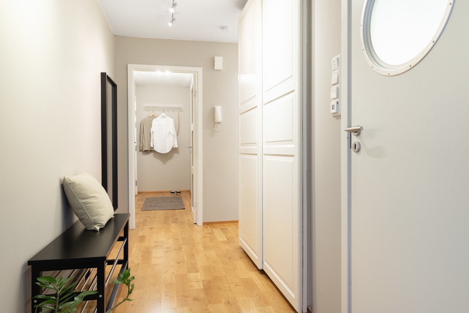 Gangen måler hele 9 kvm og er blant annet innredet med en romslig skyvedørsgarderobe. Galleribilde