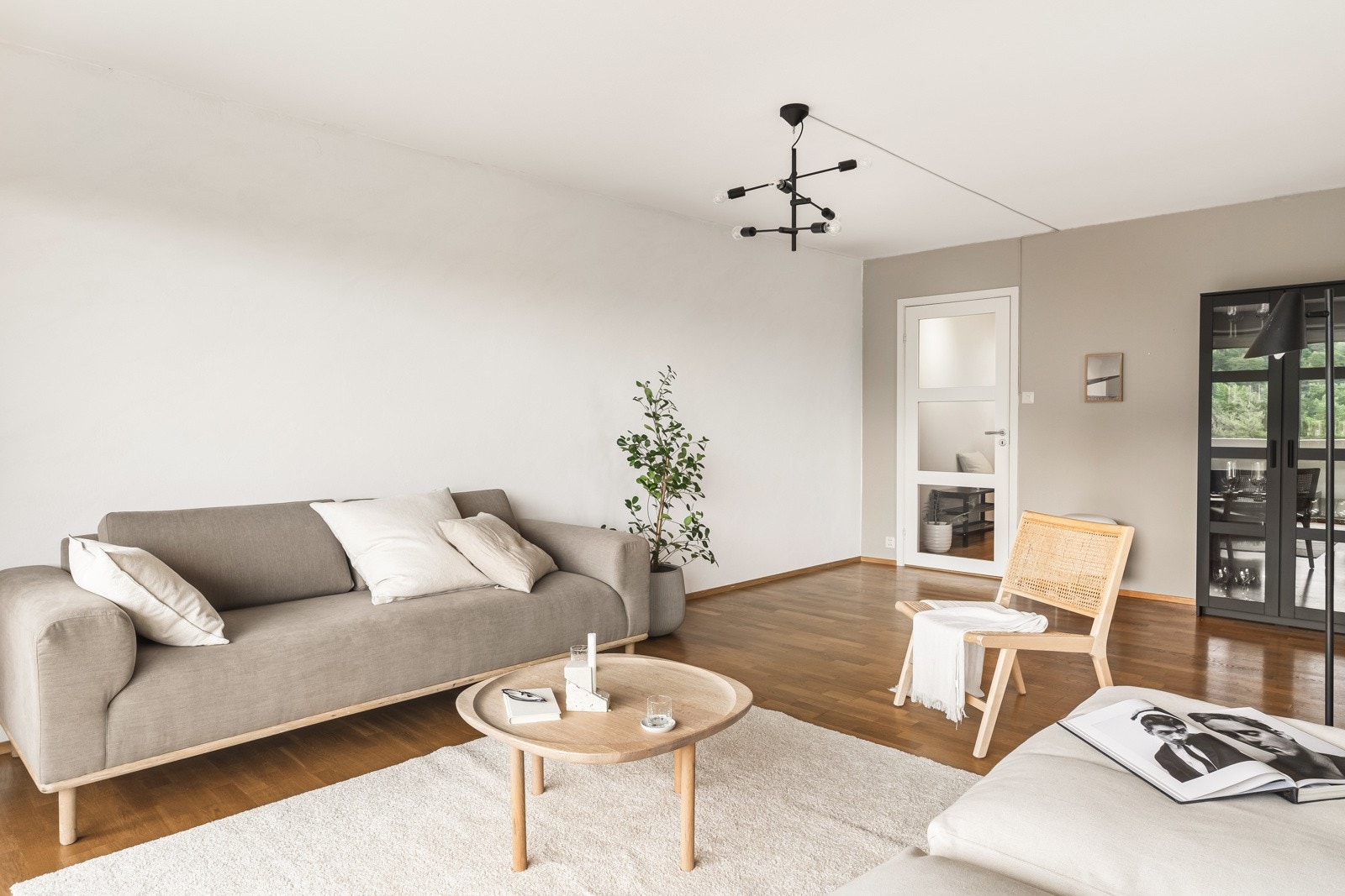 I 2023 ble tapet fjernet og det ble malt med en lys kalkmaling. Galleribilde