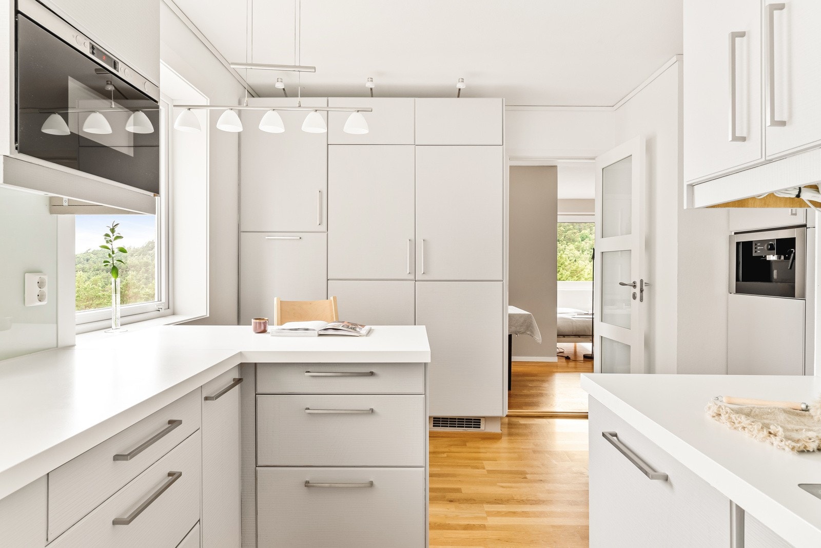Det er integrert stekeovn, platetopp, ventilator, mikro, oppvaskmaskin, kaffemaskin, kjøleskap og fryseskap. Galleribilde