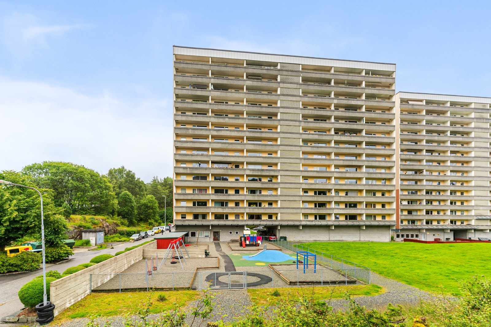 Borettslaget har en pen og velholdt tomt med bl.a. lekeplasser og grøntareal. Galleribilde
