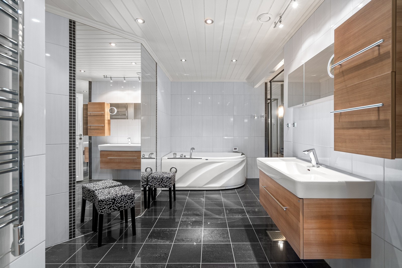 Stort og innholdsrikt en-suite bad (tilhørende hovedsoverom) Galleribilde