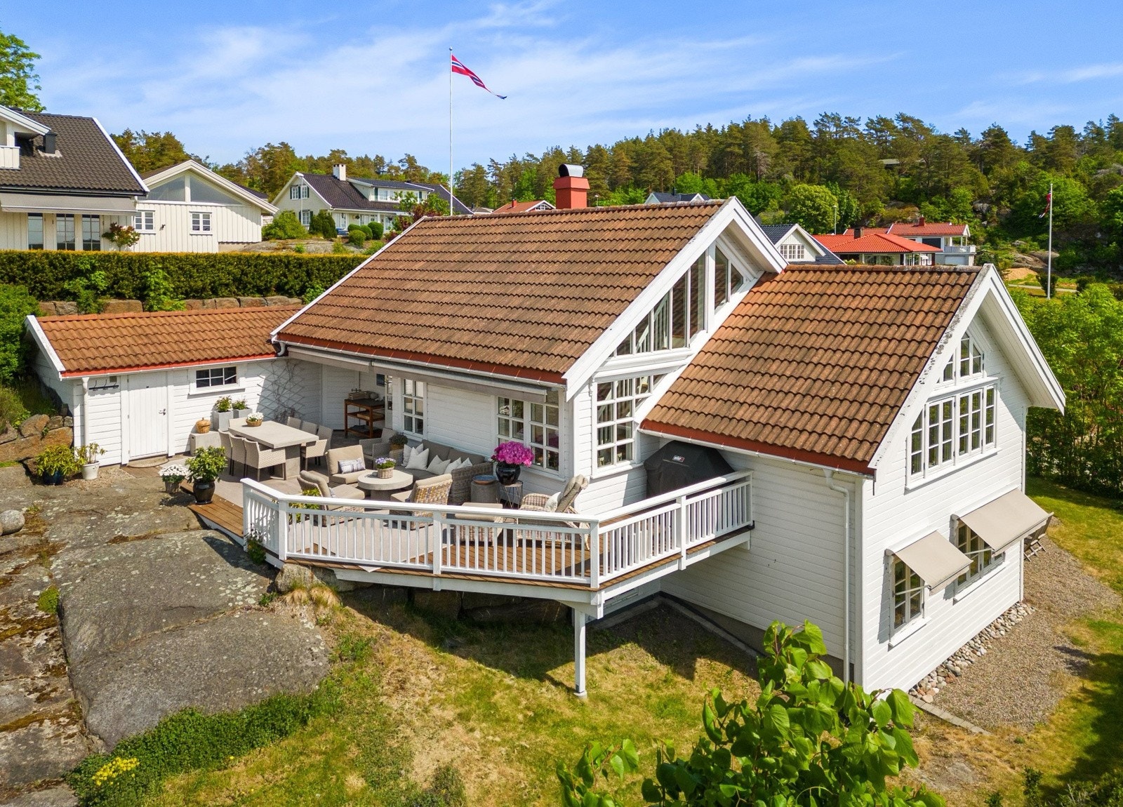 Eiendommen oppleves som svært flott med sol fra morgen til kveld! Galleribilde