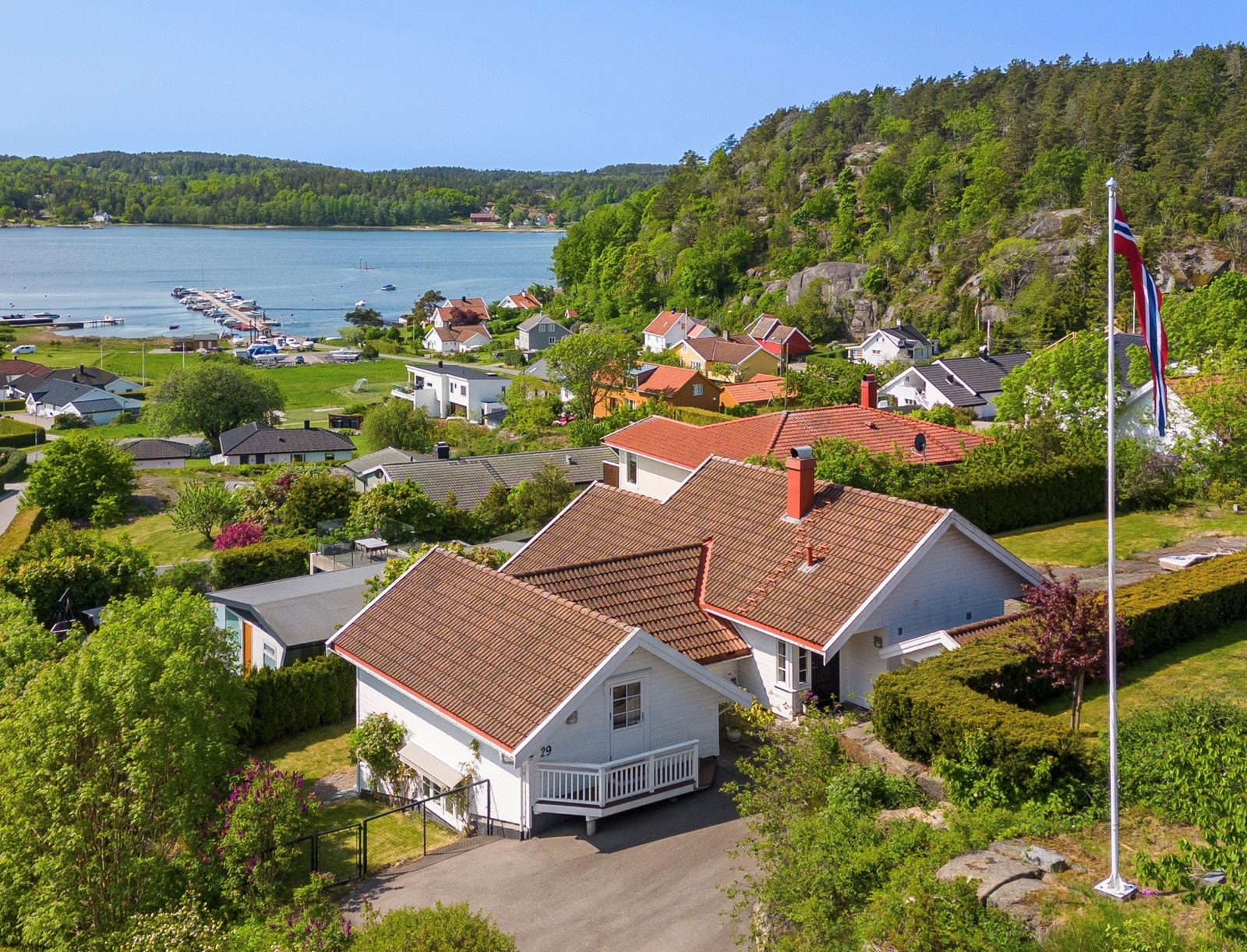Virkelig en nydelig utsikt over Vrengensundet og sjøen mot syd. Eiendommen har tilnærmet uhindret sjøutsikt! Galleribilde