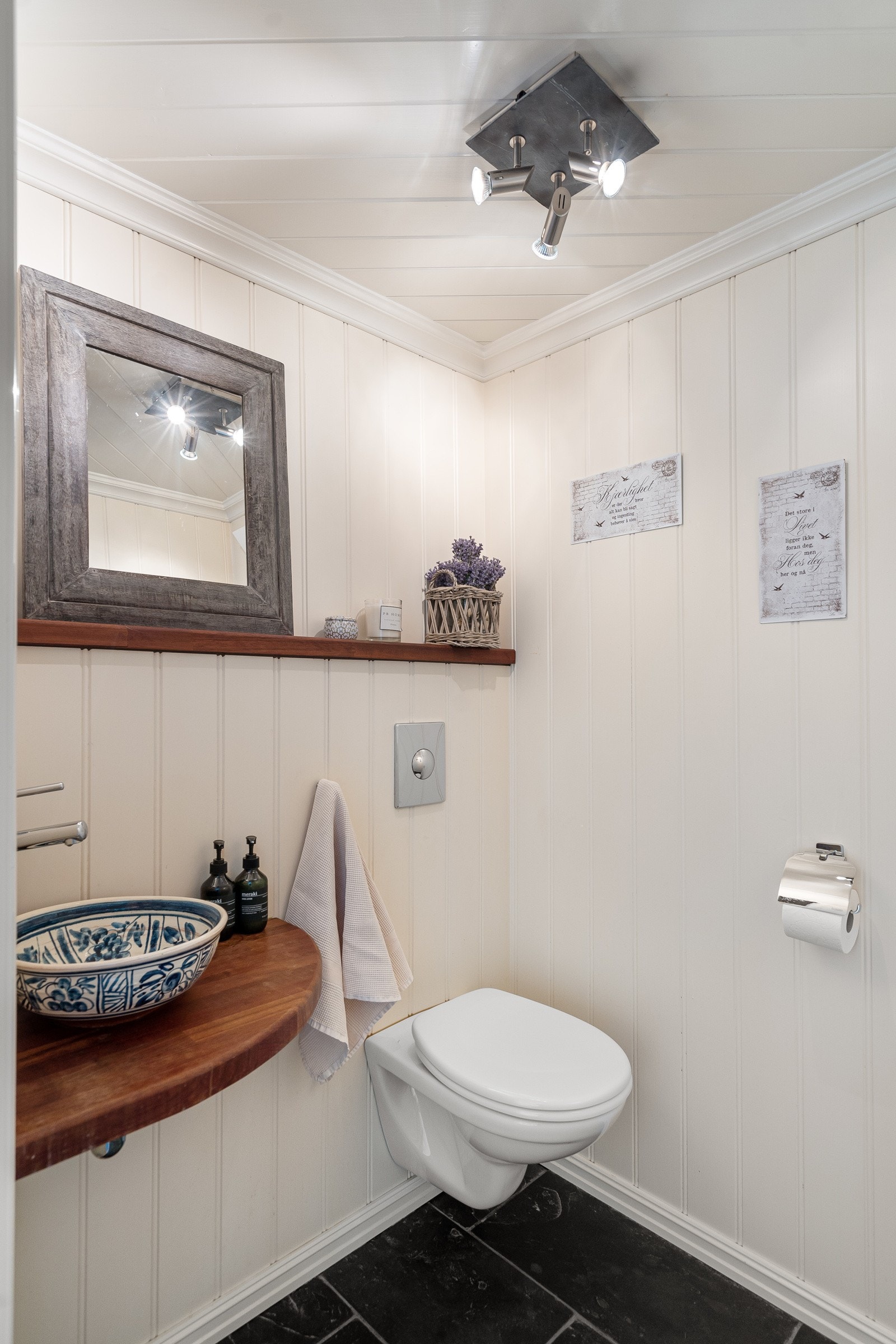Separat WC ved gang i hovedetasje Galleribilde