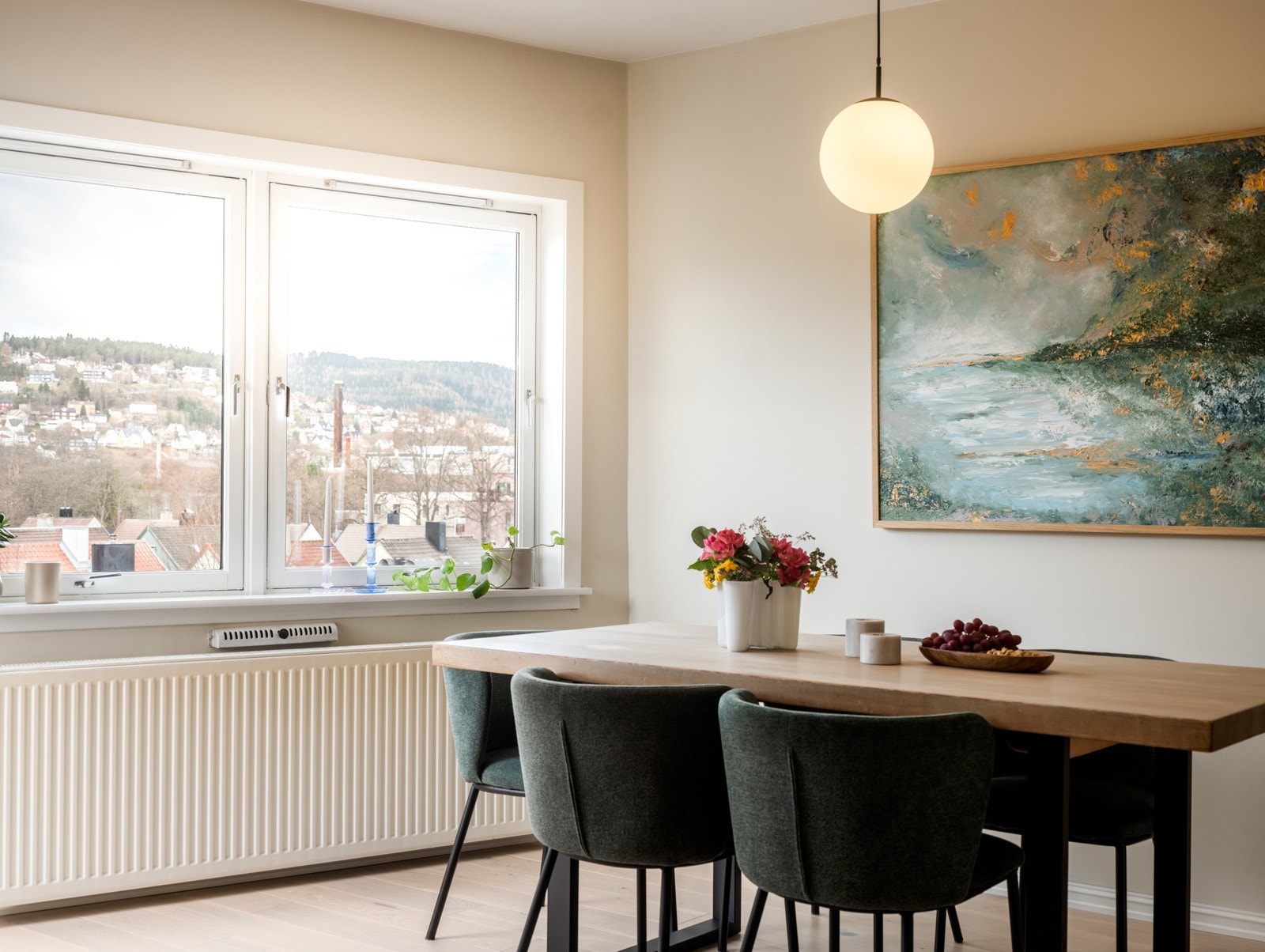 Dette flotte andelsleiligheten ligger i toppetasjen i et veldrevet borettslag med blant annet varmtvann og fjernvarme inkludert i felleskostnadene. Galleribilde