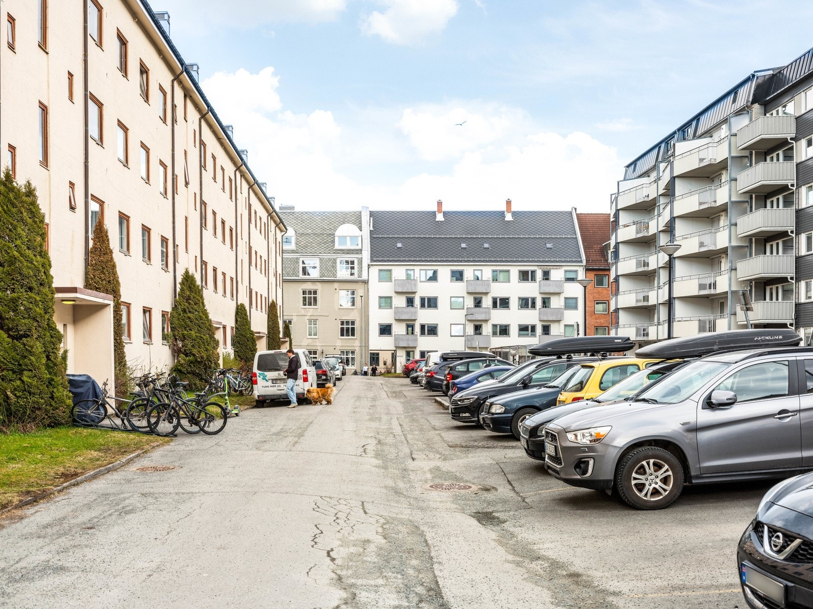 Borettslaget har parkeringsplasser som tildeles av styret. Det er tilrettelagt for montering av elbil-lader. Galleribilde