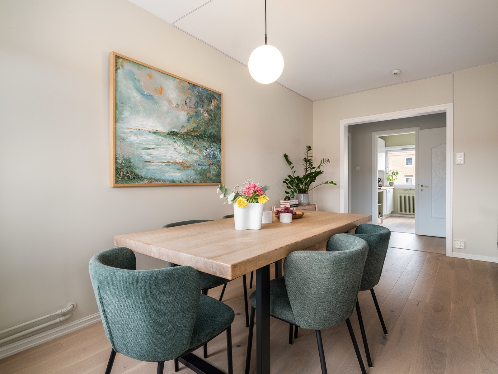 Veggene i stuen og entréen ble helsparklet av malermester i 2021. Galleribilde