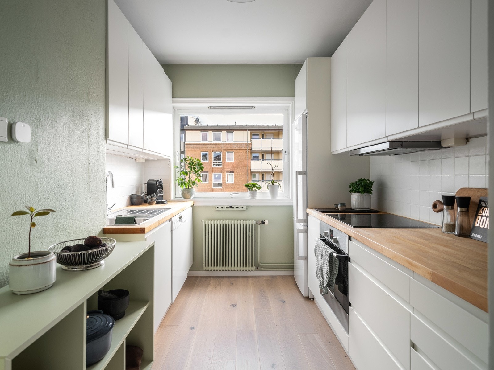Kjøkkenet fremstår som meget pent med flotte fargevalg og nye skapfronter fra Noremax i 2020. Galleribilde