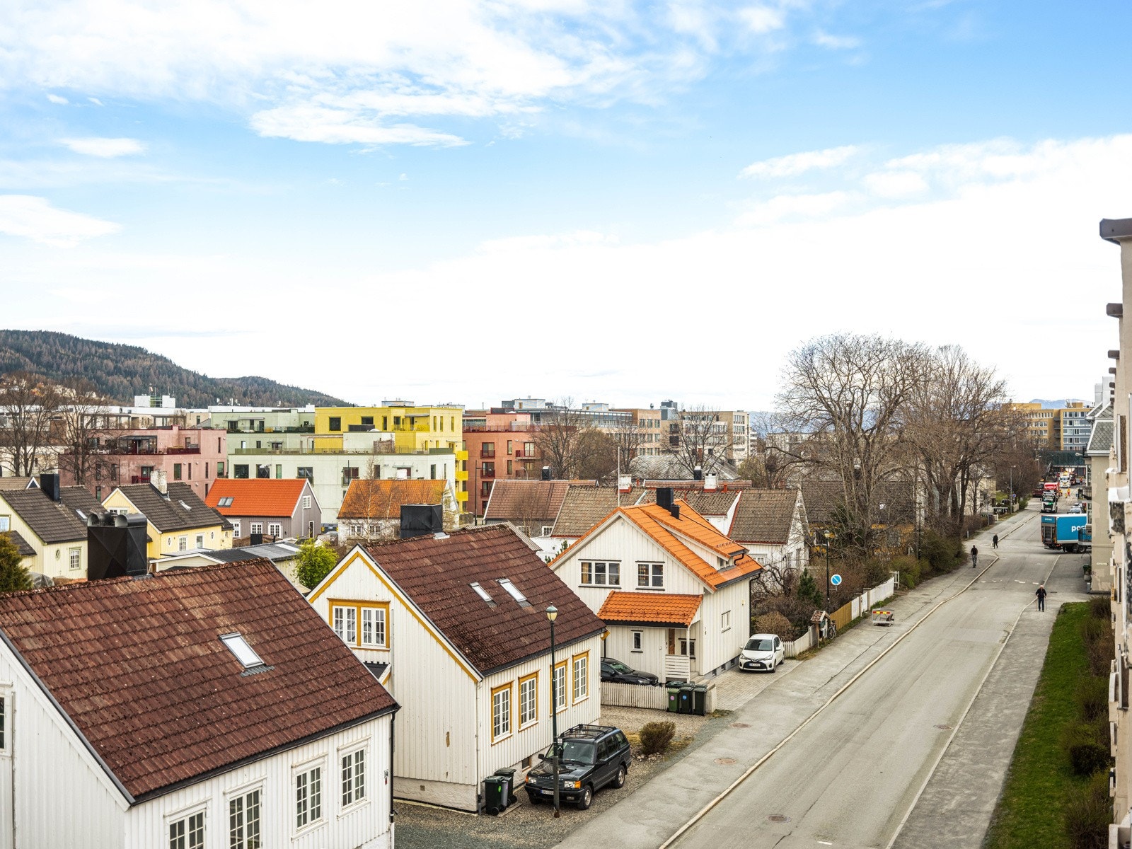I fjerde etasje får man utsikt over den nærliggende småhusbebyggelsen og mot Byåsen. Galleribilde