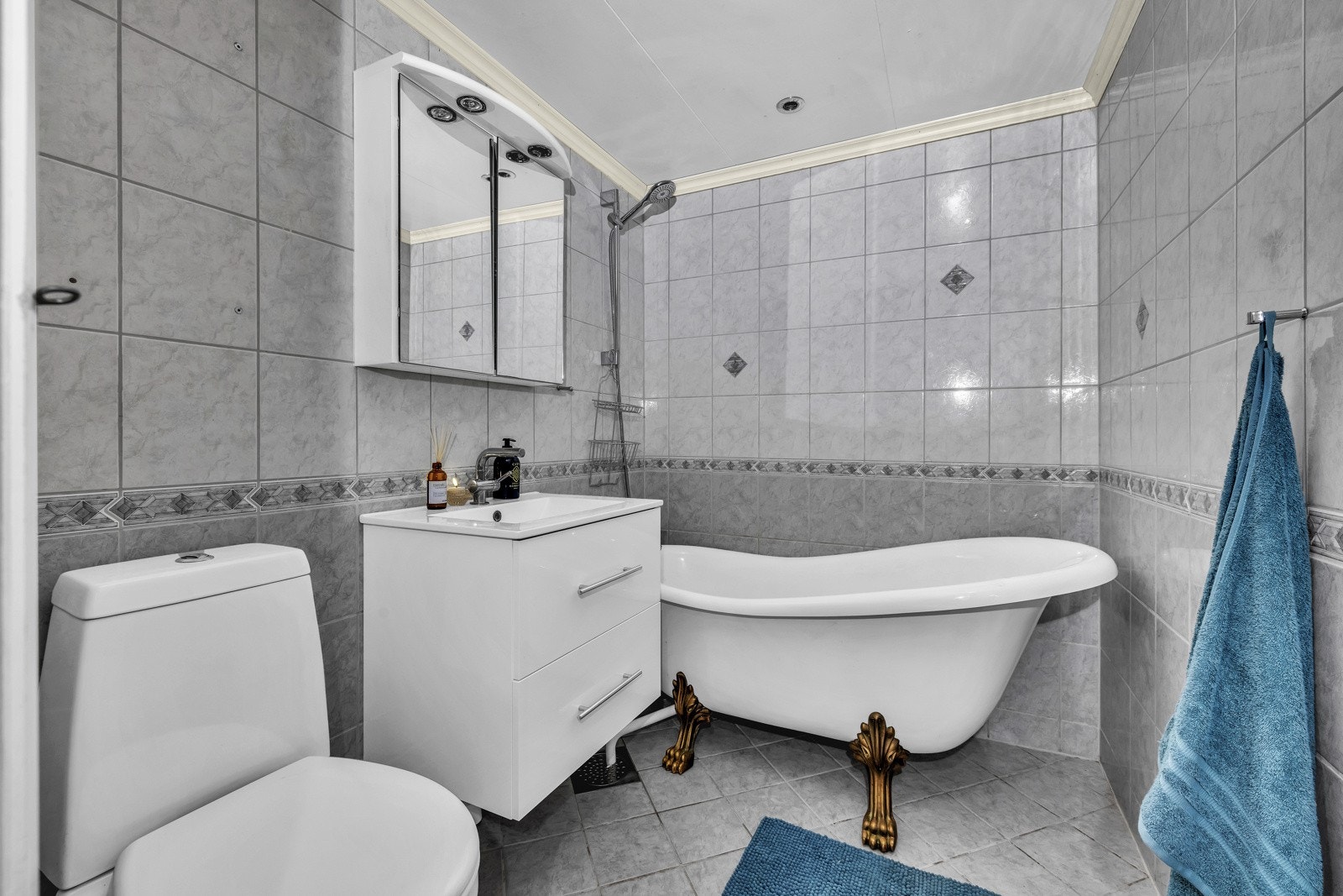 Badet har flislagt gulv med gulvvarme og flislagte vegger Galleribilde