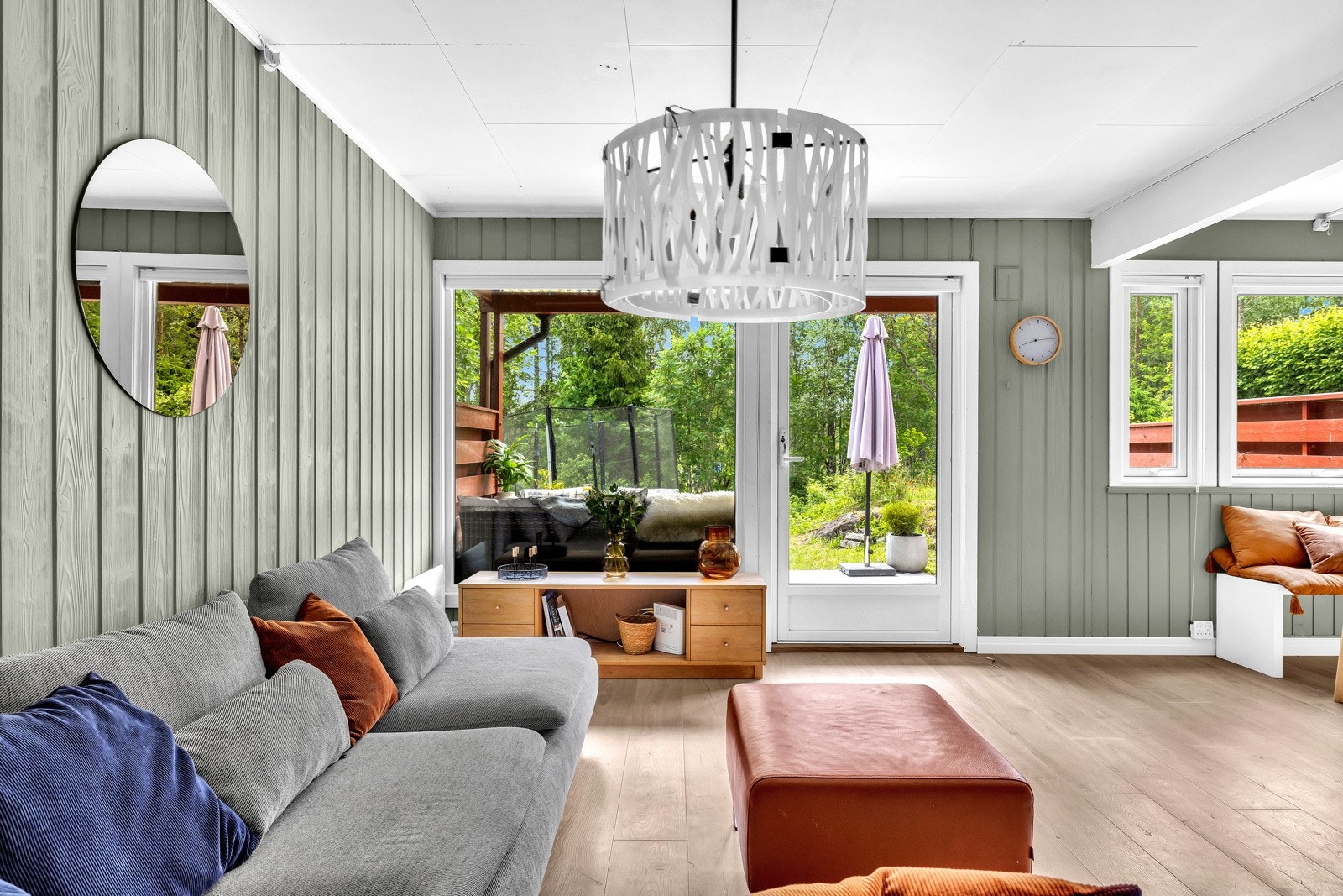 Fra stuen er det utgang til en sørvendt terrasse, som gir tilgang til en skjermet hage med stort potensial Galleribilde