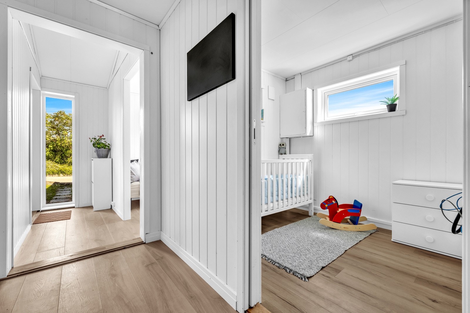 Her er det god plass til kommode eller knaggrekke for praktisk oppbevaring av yttertøy. Galleribilde