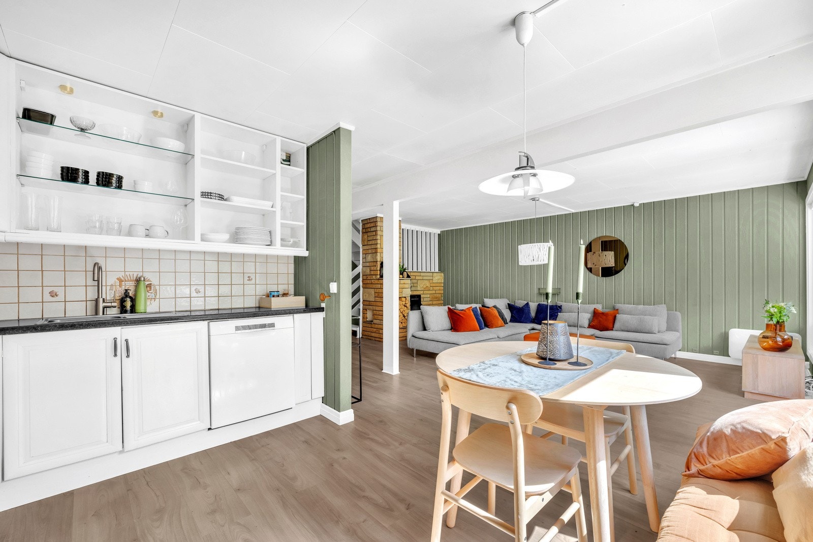 Kjøkkenet har frittstående kjøleskap med fryser, integrert komfyr og oppvaskmaskin, samt nedfelt platetopp og vegghengt ventilator. Galleribilde