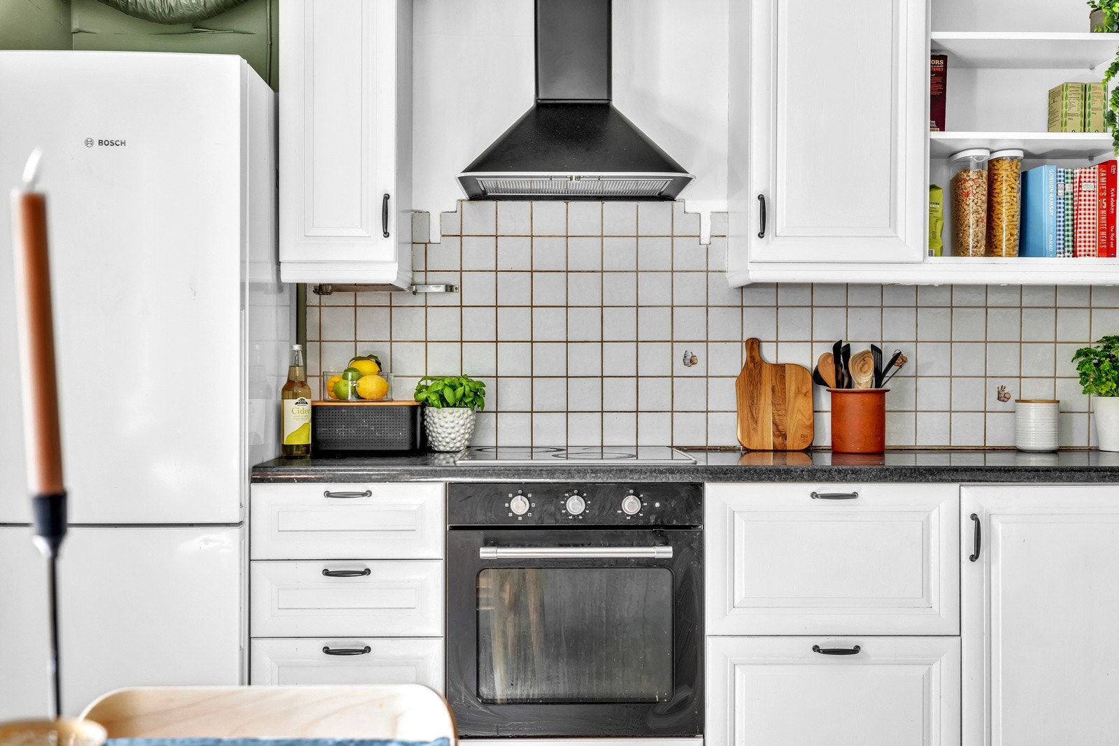Utstyrt med hvite profilerte fronter og en slitesterk benkeplate av laminat. Galleribilde