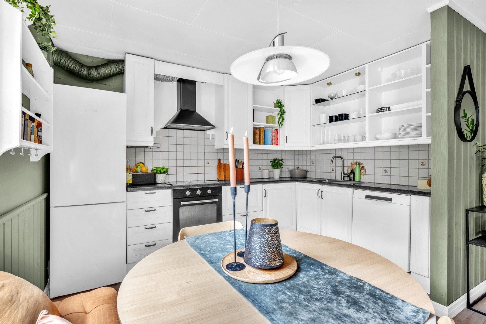 Den nedfelte oppvaskkummen i stål med ettgreps kran, fliser mellom benk og overskap, samt benkebelysning og stikkontakter under overskapene, gjør matlagingen både enkel og hyggelig. Galleribilde