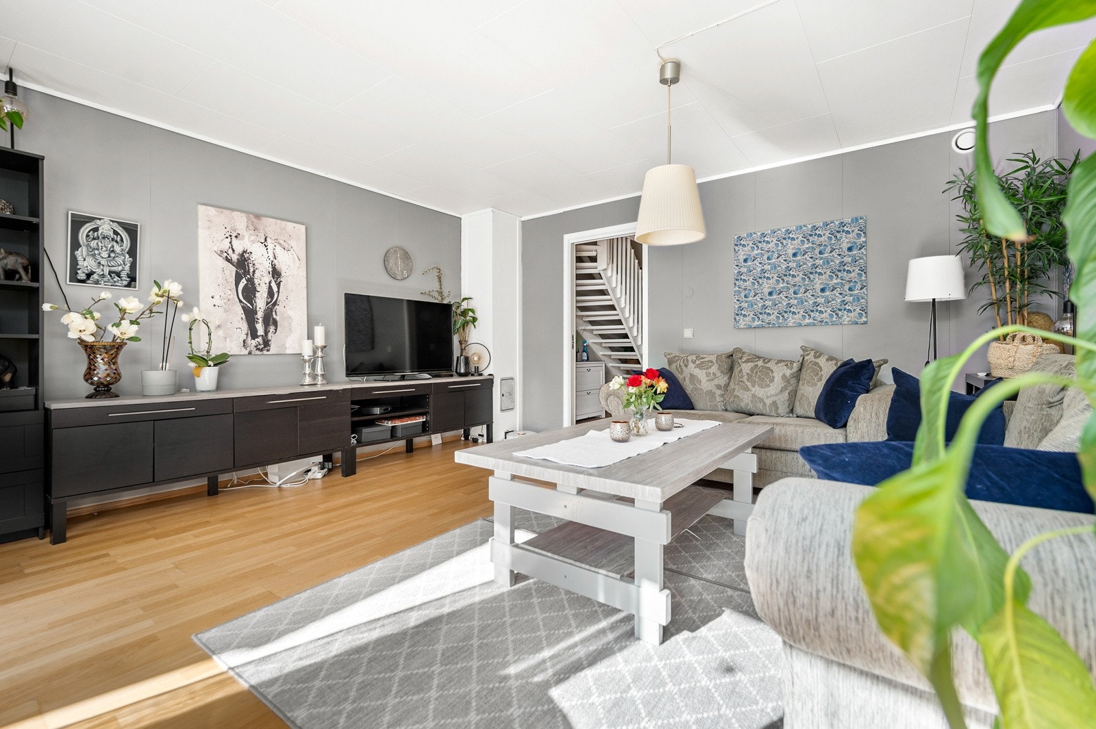 Leiligheten har en lys og luftig stue og fremstår som moderne og innbydende. Galleribilde