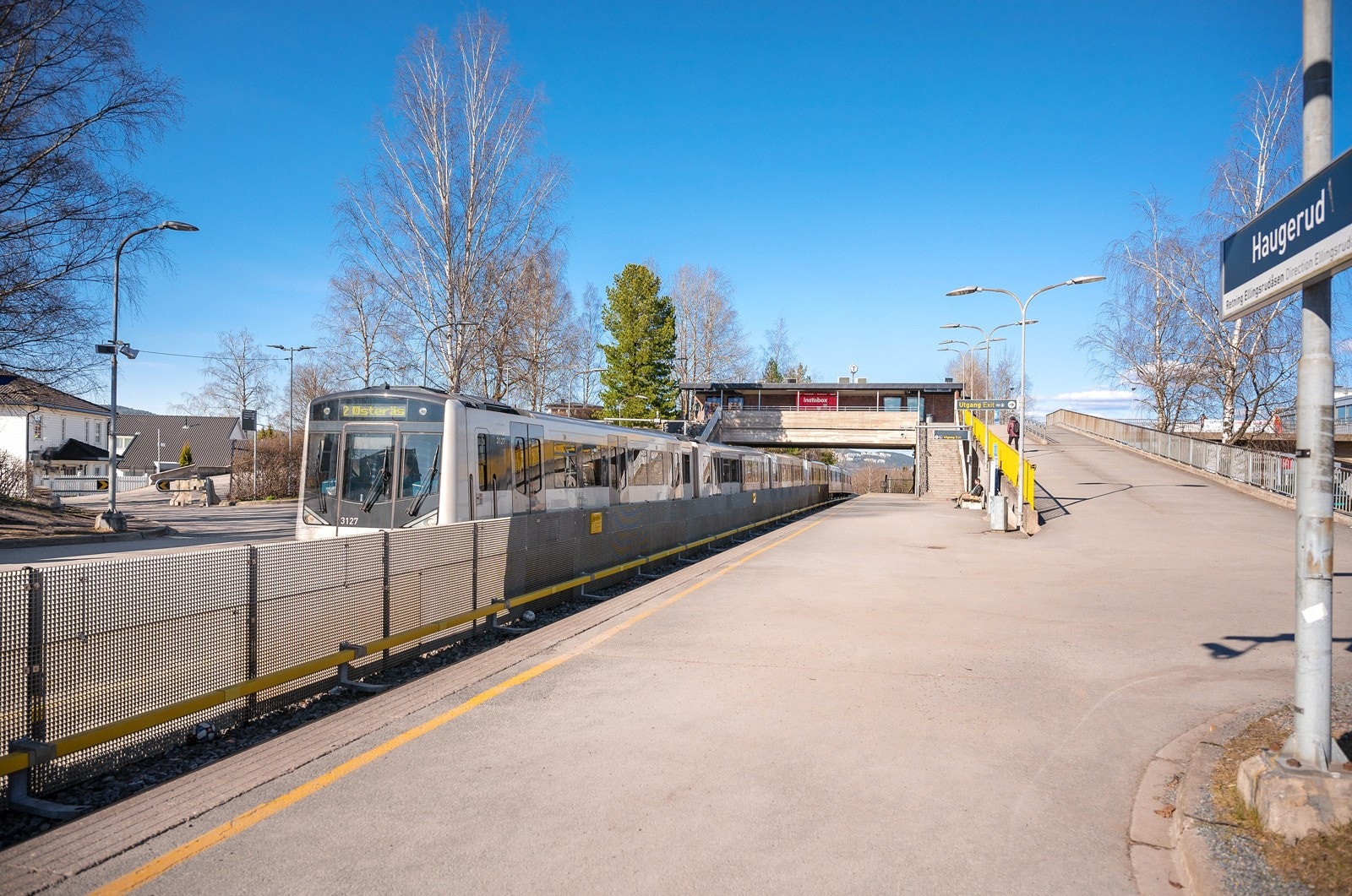 Fra boligen er det ca. 200 m til Haugerud T-bane, der både linje 1 og 2 går. Galleribilde