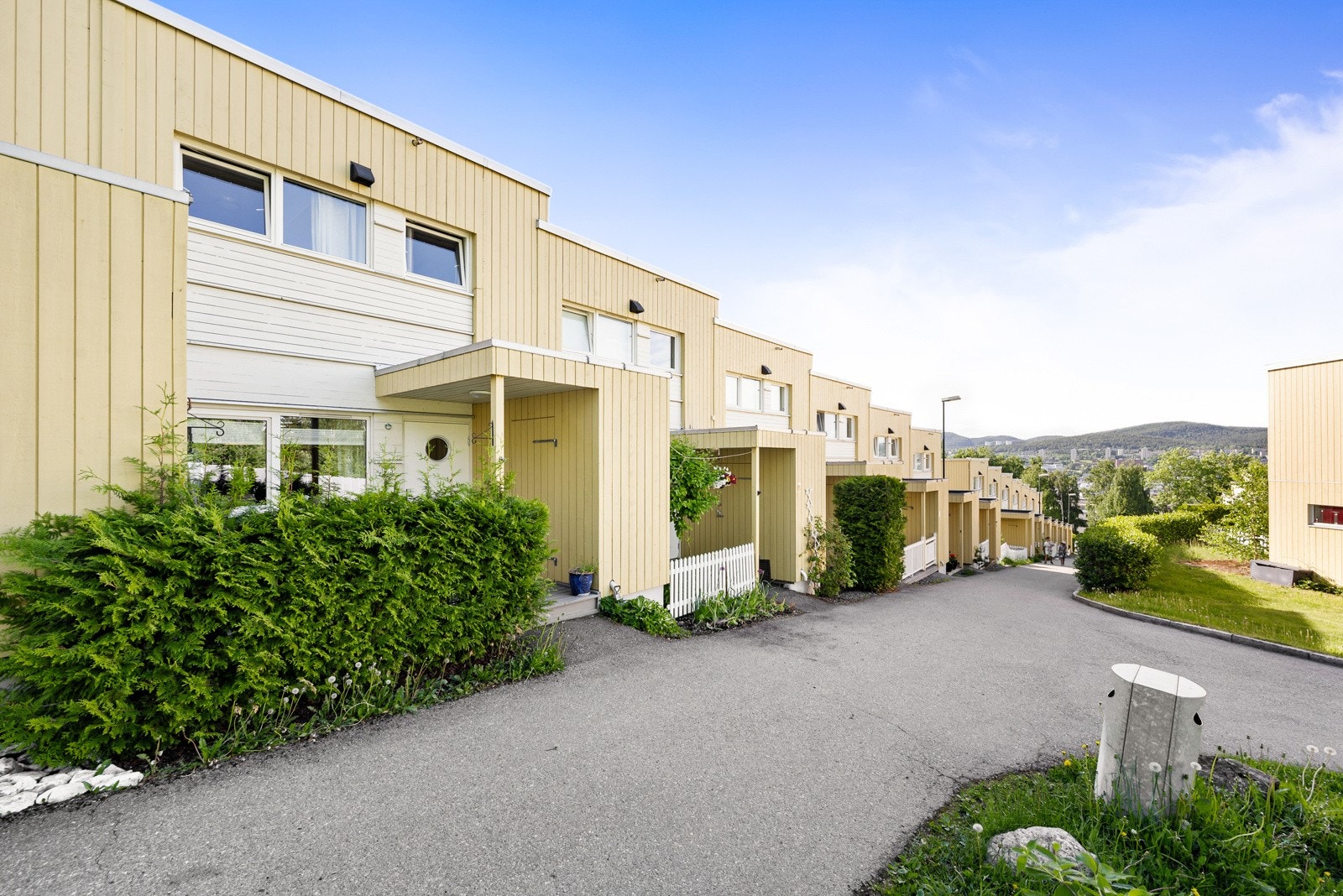 Fasaden av rekkehusrekken Galleribilde