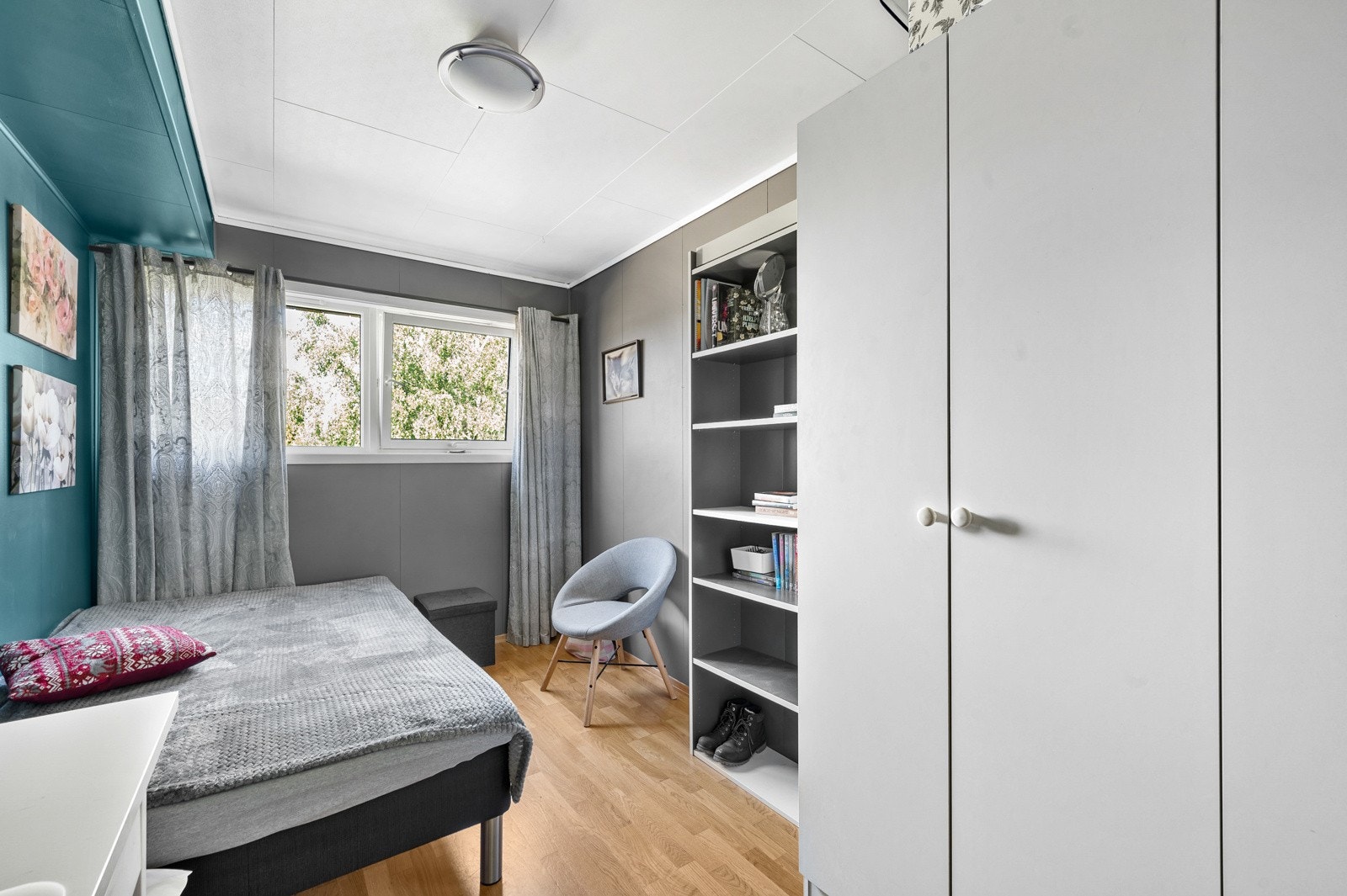 Soverom 2: Soverommet holder et moderne preg med tidsriktige fargevalg på vegger og gulv. Galleribilde
