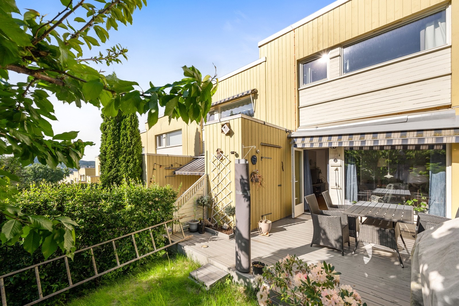 Her er det gode solforhold, flott utsikt og godt med boltreplass for store og små året rundt! Galleribilde