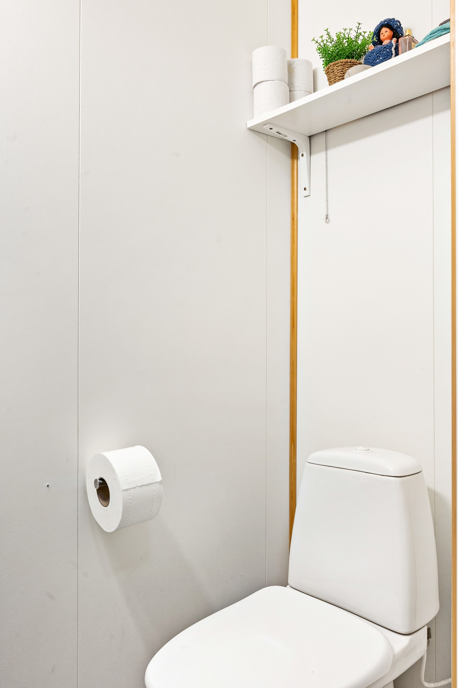 Toalettrommet er fra 2008. Vegghengt servant med speil over og gulvstående toalett. Galleribilde