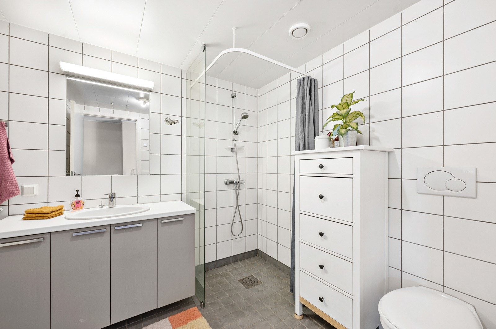 Badet er fra 2008 og er av romslig størrelse med flislagte overflater og gulvvarme med himlingsflater utført i glatte metallplater. Galleribilde
