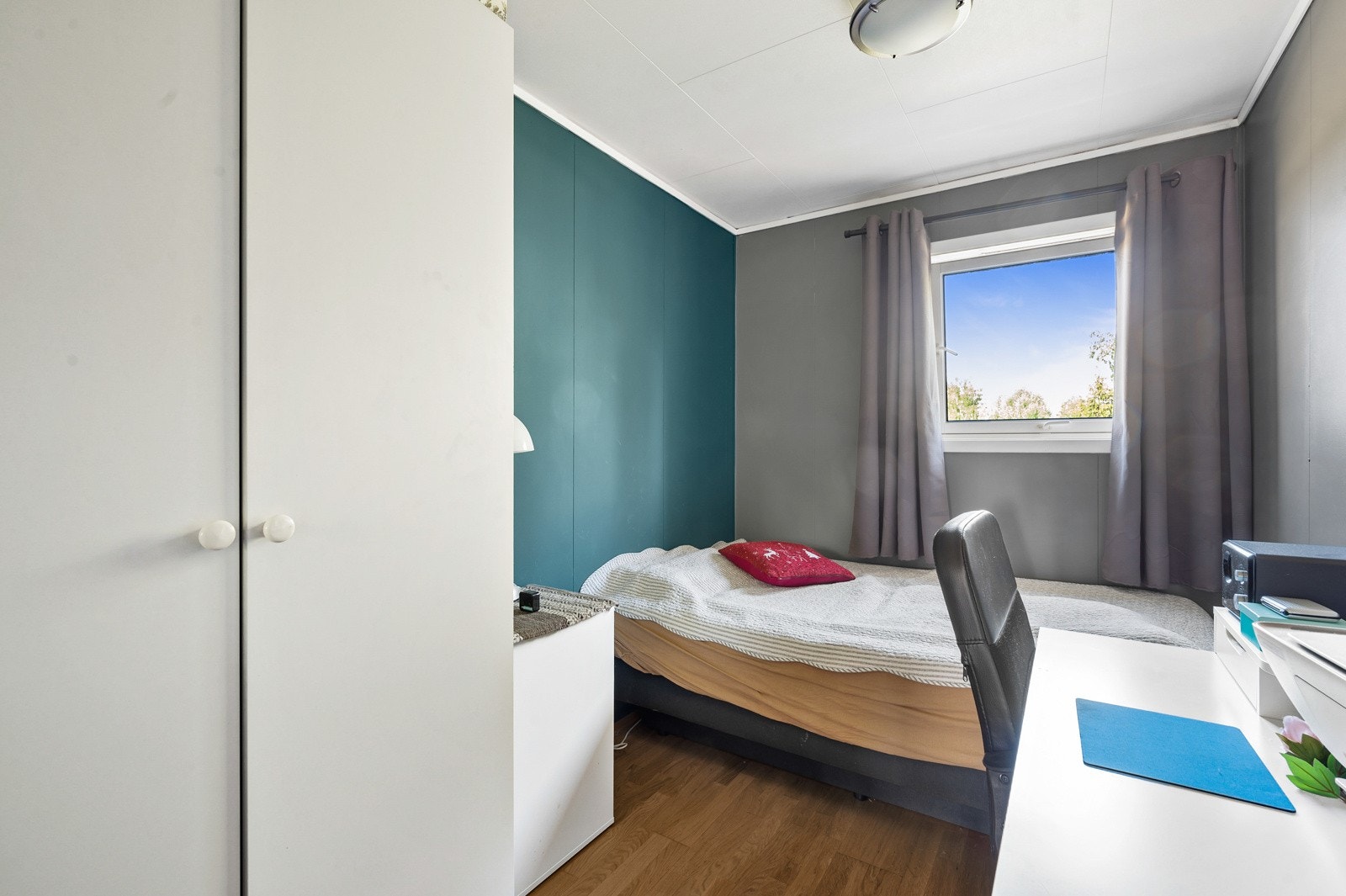 Soverom 3 kan passe seg som et barnerom til. Eventuelr kan det gjøres enkle innredningsgrep for å benytte rommet som kontor eller gjesterom. Galleribilde