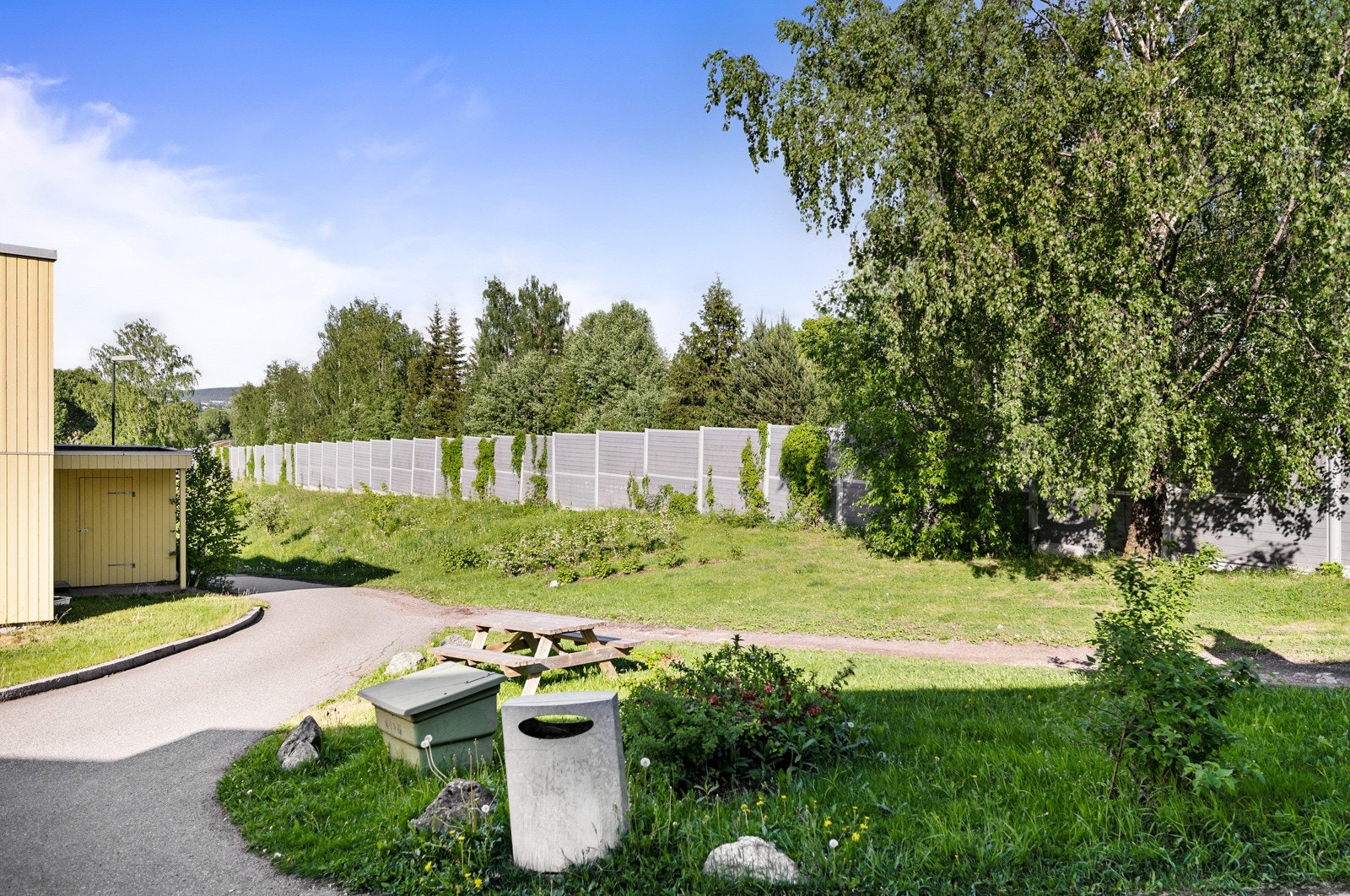 Barnevennlig og fredelig villaområde med gode oppvekstsvilkår med kort gange til flotte turområder, skoler, barnehager og fritidstilbud m.m. Galleribilde