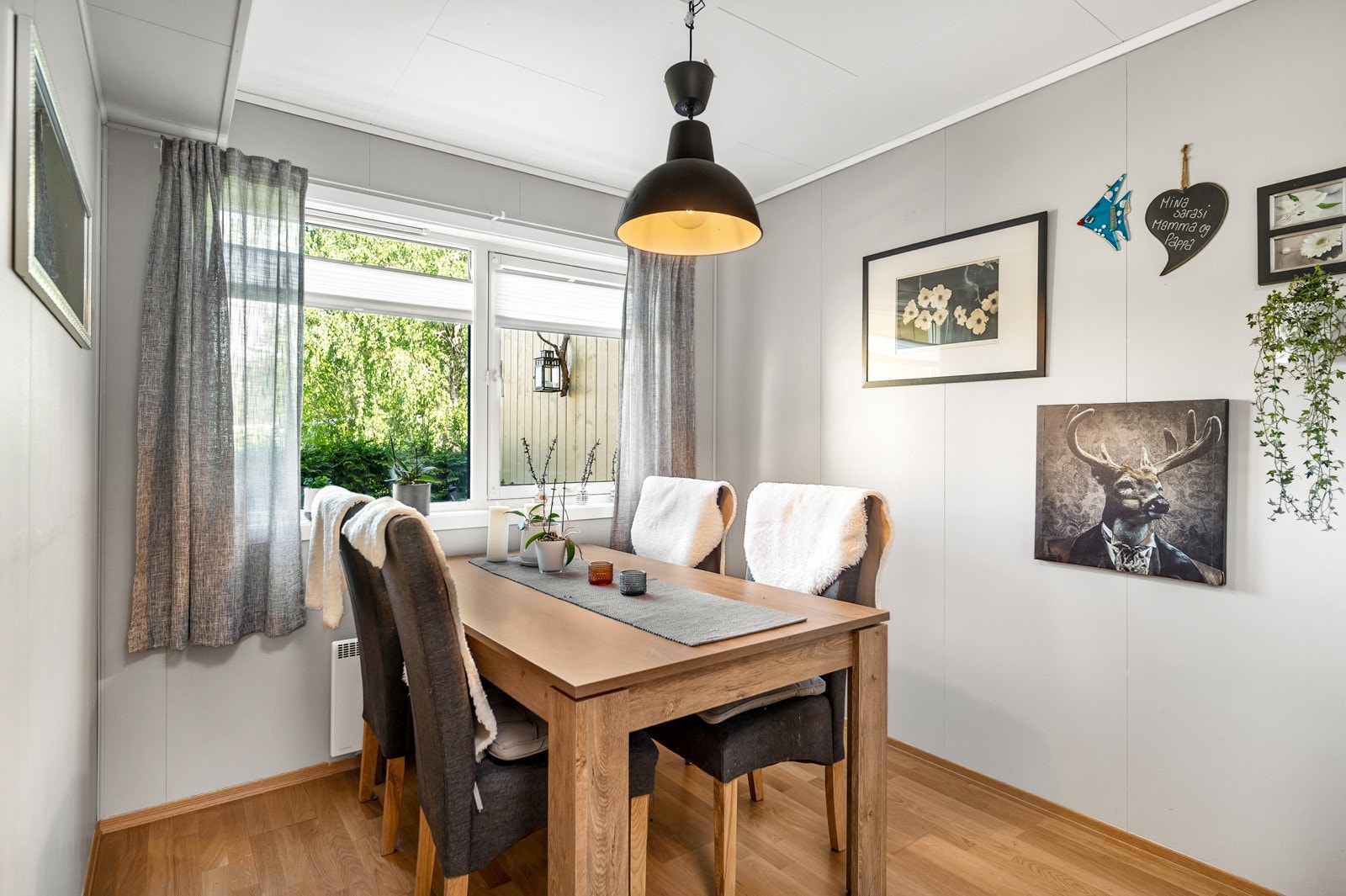 Rommet har parkettgulv, lysmalte veggoverflater og delvis nedsenket himling med innfelte downlights. Galleribilde