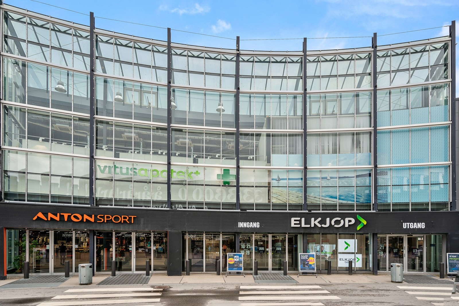 På Alna senter finnes det et godt utvalgt av diverse butikker innenfor klær, innredning, sportsutstyr, elektronikk og mye mer! Galleribilde