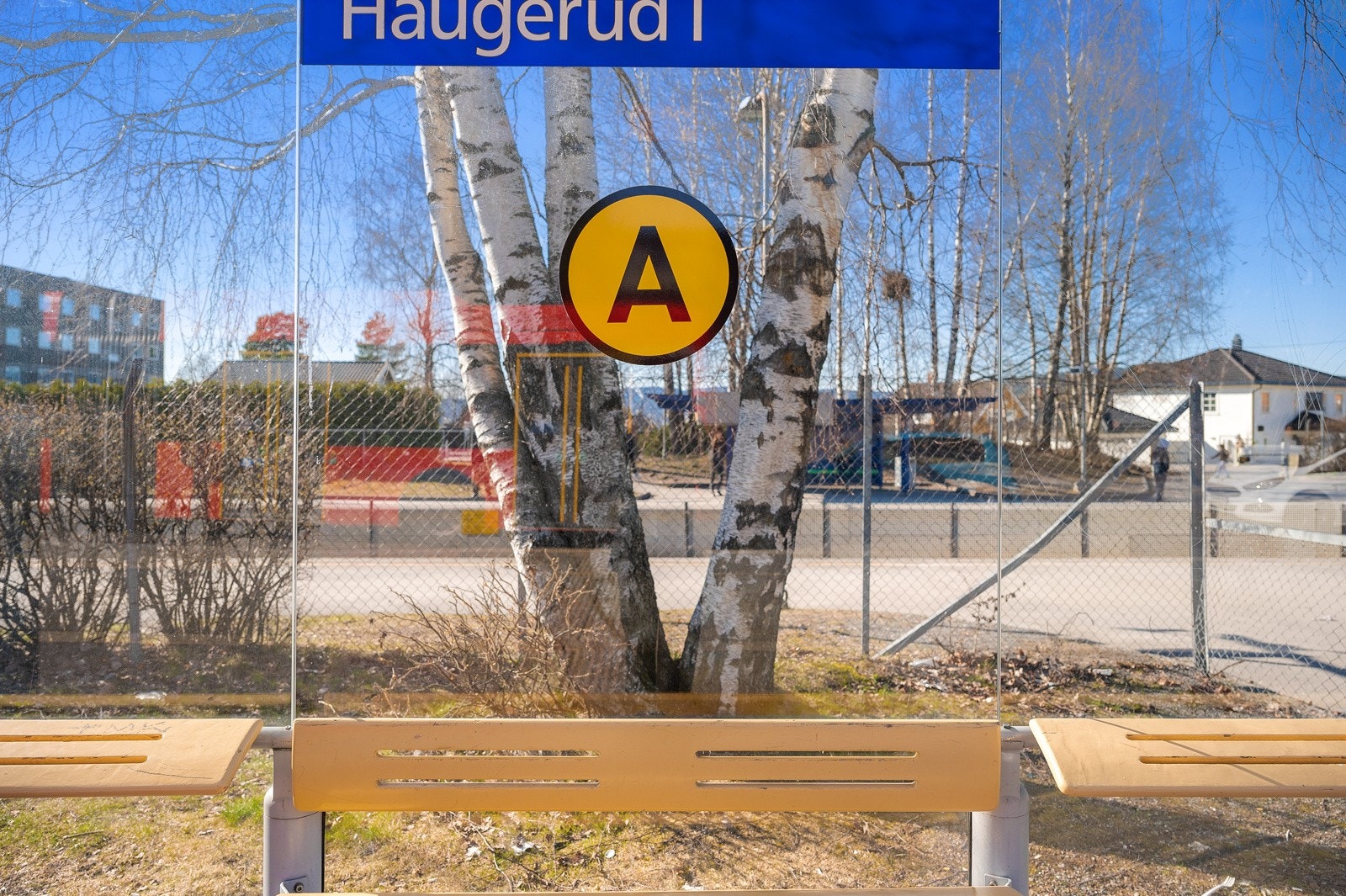 Fra bussholdeplassen Haugerud T går linjene 69, 79 25 og Flybussen. Galleribilde
