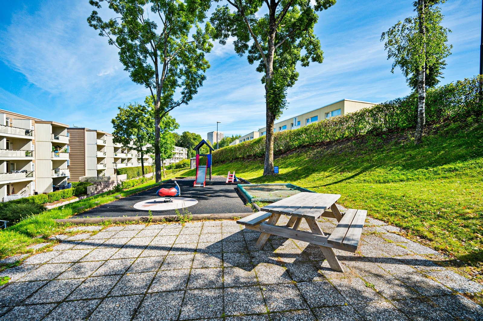 Lekeplasser, sandkasser og benker passende for familier med småbarn. Galleribilde