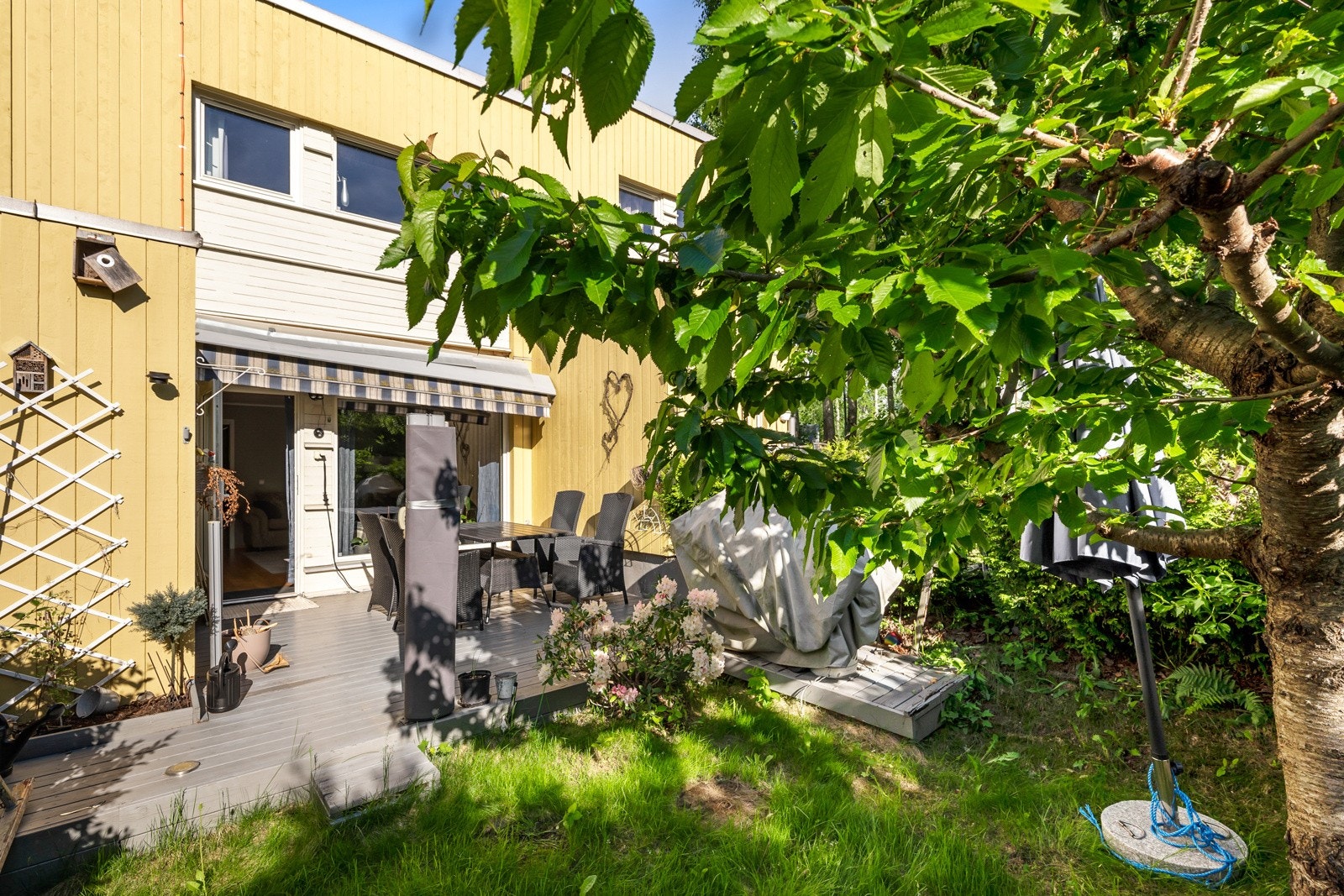 Terrassens store størrelse gir god plass til ulike utemøbler og grill. Galleribilde