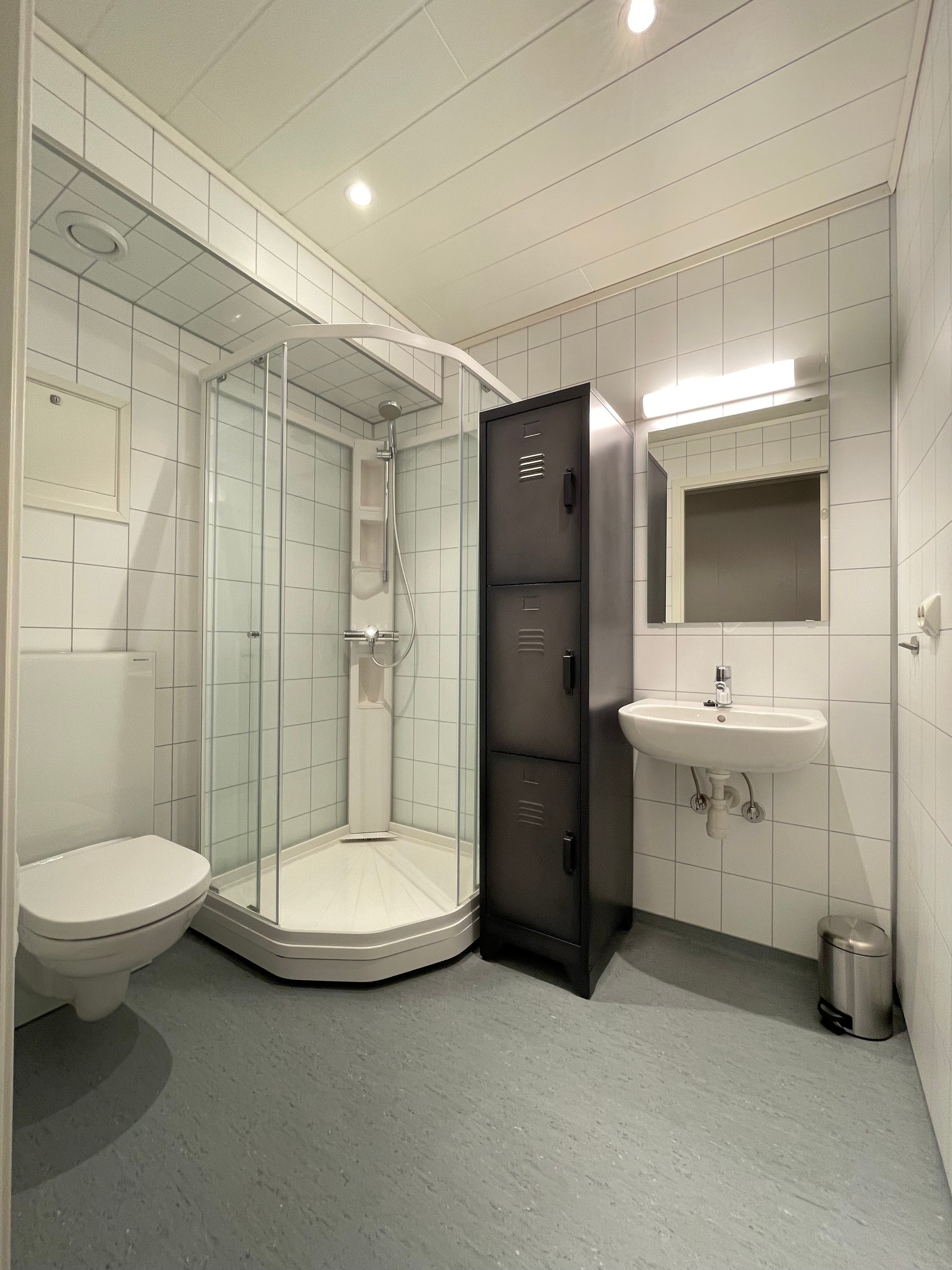 Hver av boenhetene har eget bad / Each apartment has its own bathroom Galleribilde