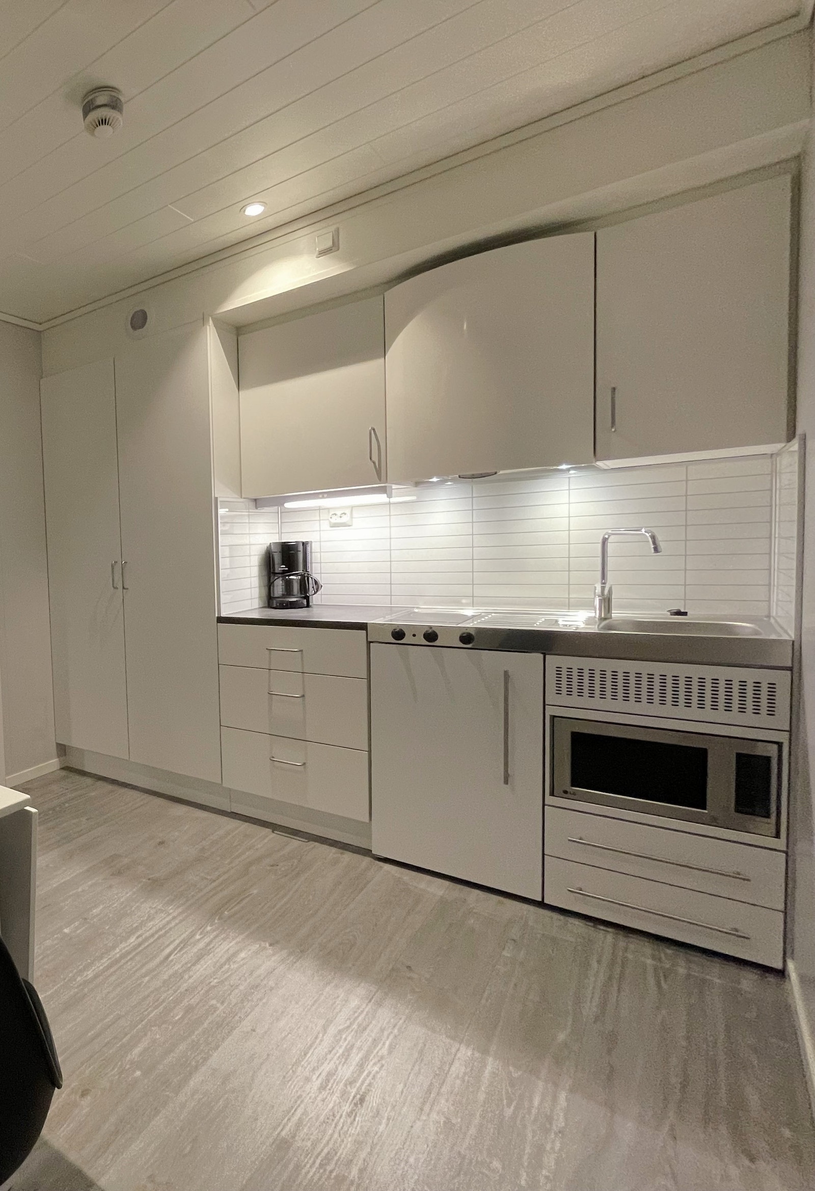 Kjøkkenet inneholder alt av nødvendig inventar og utstyr med / The kitchen contains all necessary fixtures and equipment Galleribilde