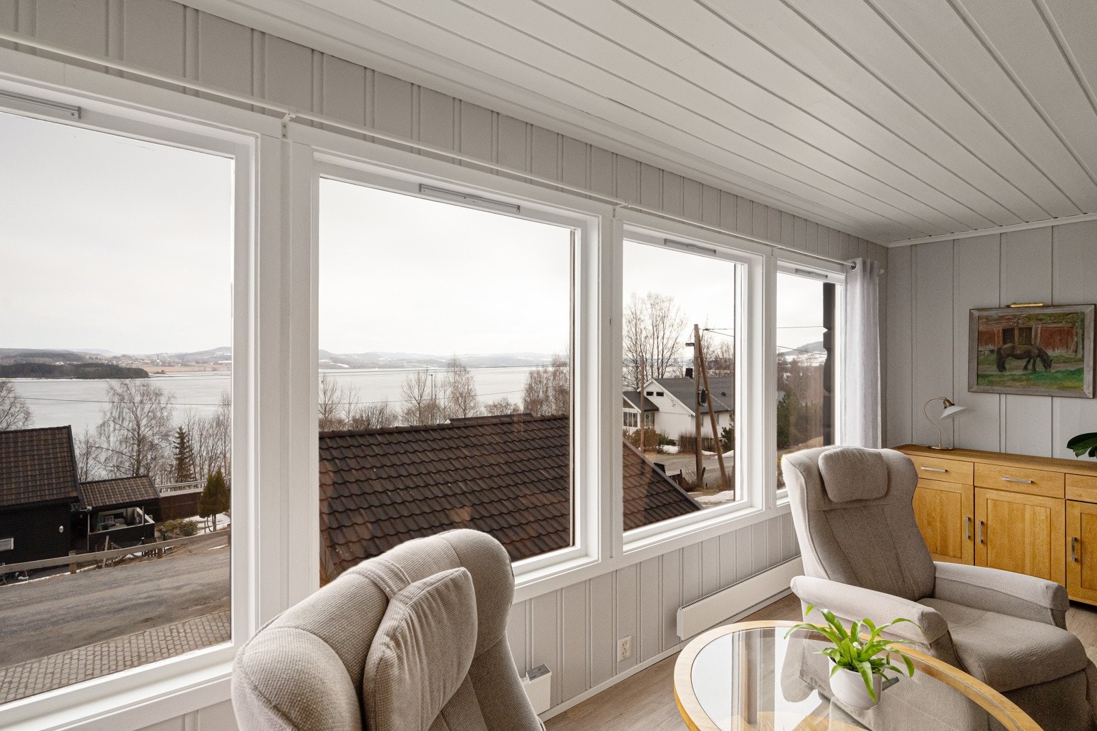 Utsikten blir et naturlig blikkfang og kan nytes fra flere steder i boligen Galleribilde