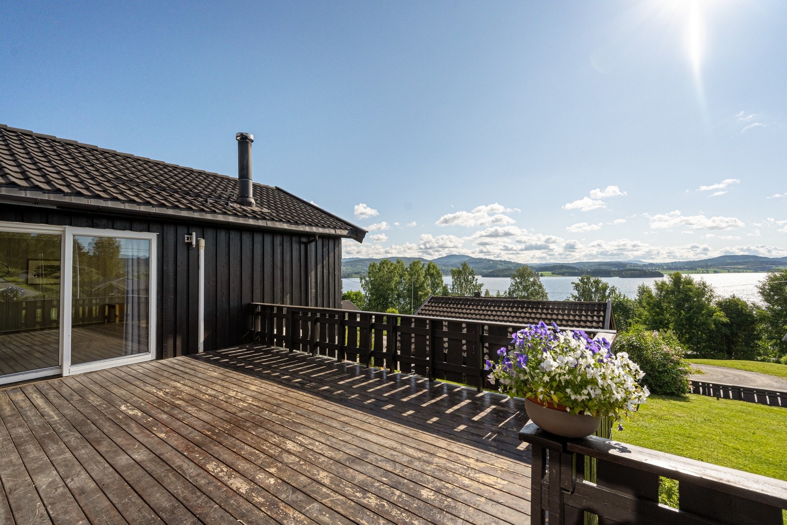 Åpen terrasse mot sørøst - denne har adkomst fra stua Galleribilde